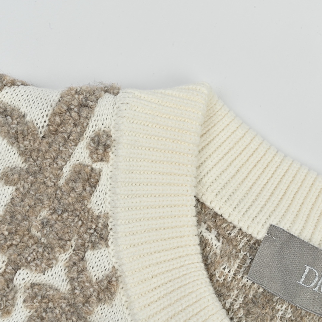 Dior 迪奥 25FW 毛巾绣拉链提花开衫 原20 000购入 采用白色绵羊毛混纺提花面料精心制作 通体饰以凸起的经典配色 Oblique 印花图案提升格调。衣袖采用拉链开合装饰 彰显时尚风格 而罗纹圆领则增添了对比鲜明的质感。整件衣服织法采用进口机器400分钟才能完成一件 爆洞率极高成本昂贵 染纱五次才完成毛纱颜色损耗高达15% 表面印花同原版一致立体需采用进口机才可完成。衣袖饰以拉链开合 开模定制五金拉链 侧边拉链采用人工手缝 高昂的成本造就。以时髦现代的视角重新演绎经典标识。 003 尺码s-xl-Chinese UA Cheap High Quatity Brand Clothes Bags handbags Sneakers wholesale wholesaler seller from China Factory suppliers Fashion Clothing Shoes best Quality Beautiful Price Dior 迪奥 25FW 毛巾绣拉链提花开衫 原20 000购入 采用白色绵羊毛混纺提花面料精心制作 通体饰以凸起的经典配色 Oblique 印花图案提升格调。衣袖采用拉链开合装饰 彰显时尚风格 而罗纹圆领则增添了对比鲜明的质感。整件衣服织法采用进口机器400分钟才能完成一件 爆洞率极高成本昂贵 染纱五次才完成毛纱颜色损耗高达15% 表面印花同原版一致立体需采用进口机才可完成。衣袖饰以拉链开合 开模定制五金拉链 侧边拉链采用人工手缝 高昂的成本造就。以时髦现代的视角重新演绎经典标识。 003 尺码s-xl