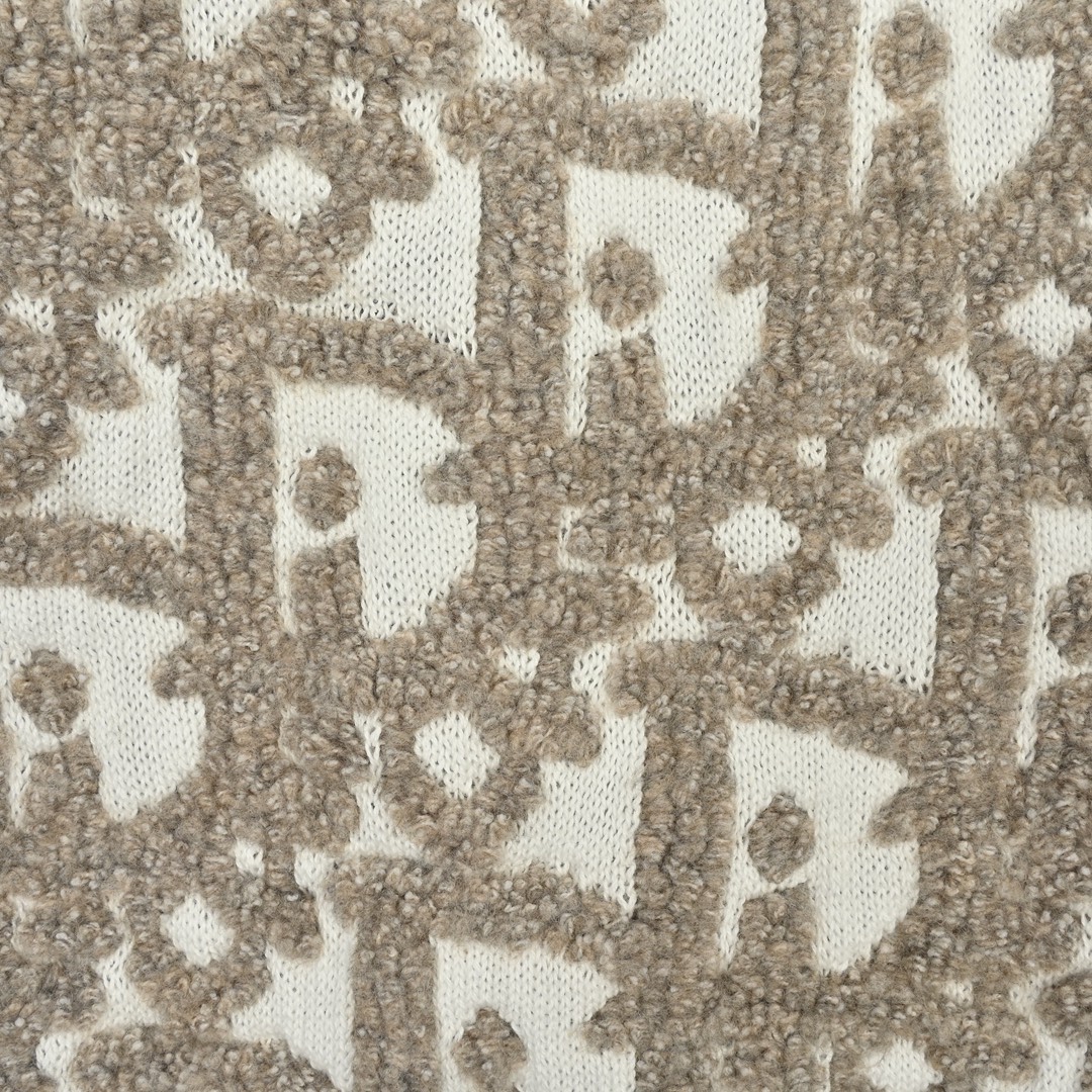 Dior 迪奥 25FW 毛巾绣拉链提花开衫 原20 000购入 采用白色绵羊毛混纺提花面料精心制作 通体饰以凸起的经典配色 Oblique 印花图案提升格调。衣袖采用拉链开合装饰 彰显时尚风格 而罗纹圆领则增添了对比鲜明的质感。整件衣服织法采用进口机器400分钟才能完成一件 爆洞率极高成本昂贵 染纱五次才完成毛纱颜色损耗高达15% 表面印花同原版一致立体需采用进口机才可完成。衣袖饰以拉链开合 开模定制五金拉链 侧边拉链采用人工手缝 高昂的成本造就。以时髦现代的视角重新演绎经典标识。 003 尺码s-xl-Chinese UA Cheap High Quatity Brand Clothes Bags handbags Sneakers wholesale wholesaler seller from China Factory suppliers Fashion Clothing Shoes best Quality Beautiful Price Dior 迪奥 25FW 毛巾绣拉链提花开衫 原20 000购入 采用白色绵羊毛混纺提花面料精心制作 通体饰以凸起的经典配色 Oblique 印花图案提升格调。衣袖采用拉链开合装饰 彰显时尚风格 而罗纹圆领则增添了对比鲜明的质感。整件衣服织法采用进口机器400分钟才能完成一件 爆洞率极高成本昂贵 染纱五次才完成毛纱颜色损耗高达15% 表面印花同原版一致立体需采用进口机才可完成。衣袖饰以拉链开合 开模定制五金拉链 侧边拉链采用人工手缝 高昂的成本造就。以时髦现代的视角重新演绎经典标识。 003 尺码s-xl