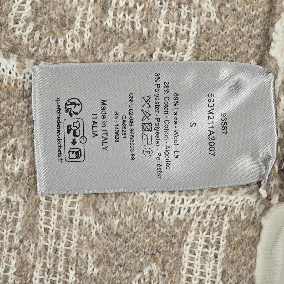 Dior 迪奥 25FW 毛巾绣拉链提花开衫 原20 000购入 采用白色绵羊毛混纺提花面料精心制作 通体饰以凸起的经典配色 Oblique 印花图案提升格调。衣袖采用拉链开合装饰 彰显时尚风格 而罗纹圆领则增添了对比鲜明的质感。整件衣服织法采用进口机器400分钟才能完成一件 爆洞率极高成本昂贵 染纱五次才完成毛纱颜色损耗高达15% 表面印花同原版一致立体需采用进口机才可完成。衣袖饰以拉链开合 开模定制五金拉链 侧边拉链采用人工手缝 高昂的成本造就。以时髦现代的视角重新演绎经典标识。 003 尺码s-xl-Chinese UA Cheap High Quatity Brand Clothes Bags handbags Sneakers wholesale wholesaler seller from China Factory suppliers Fashion Clothing Shoes best Quality Beautiful Price Dior 迪奥 25FW 毛巾绣拉链提花开衫 原20 000购入 采用白色绵羊毛混纺提花面料精心制作 通体饰以凸起的经典配色 Oblique 印花图案提升格调。衣袖采用拉链开合装饰 彰显时尚风格 而罗纹圆领则增添了对比鲜明的质感。整件衣服织法采用进口机器400分钟才能完成一件 爆洞率极高成本昂贵 染纱五次才完成毛纱颜色损耗高达15% 表面印花同原版一致立体需采用进口机才可完成。衣袖饰以拉链开合 开模定制五金拉链 侧边拉链采用人工手缝 高昂的成本造就。以时髦现代的视角重新演绎经典标识。 003 尺码s-xl