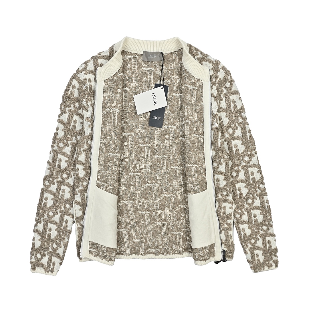 Dior 迪奥 25FW 毛巾绣拉链提花开衫 原20 000购入 采用白色绵羊毛混纺提花面料精心制作 通体饰以凸起的经典配色 Oblique 印花图案提升格调。衣袖采用拉链开合装饰 彰显时尚风格 而罗纹圆领则增添了对比鲜明的质感。整件衣服织法采用进口机器400分钟才能完成一件 爆洞率极高成本昂贵 染纱五次才完成毛纱颜色损耗高达15% 表面印花同原版一致立体需采用进口机才可完成。衣袖饰以拉链开合 开模定制五金拉链 侧边拉链采用人工手缝 高昂的成本造就。以时髦现代的视角重新演绎经典标识。 003 尺码s-xl-Chinese UA Cheap High Quatity Brand Clothes Bags handbags Sneakers wholesale wholesaler seller from China Factory suppliers Fashion Clothing Shoes best Quality Beautiful Price Dior 迪奥 25FW 毛巾绣拉链提花开衫 原20 000购入 采用白色绵羊毛混纺提花面料精心制作 通体饰以凸起的经典配色 Oblique 印花图案提升格调。衣袖采用拉链开合装饰 彰显时尚风格 而罗纹圆领则增添了对比鲜明的质感。整件衣服织法采用进口机器400分钟才能完成一件 爆洞率极高成本昂贵 染纱五次才完成毛纱颜色损耗高达15% 表面印花同原版一致立体需采用进口机才可完成。衣袖饰以拉链开合 开模定制五金拉链 侧边拉链采用人工手缝 高昂的成本造就。以时髦现代的视角重新演绎经典标识。 003 尺码s-xl