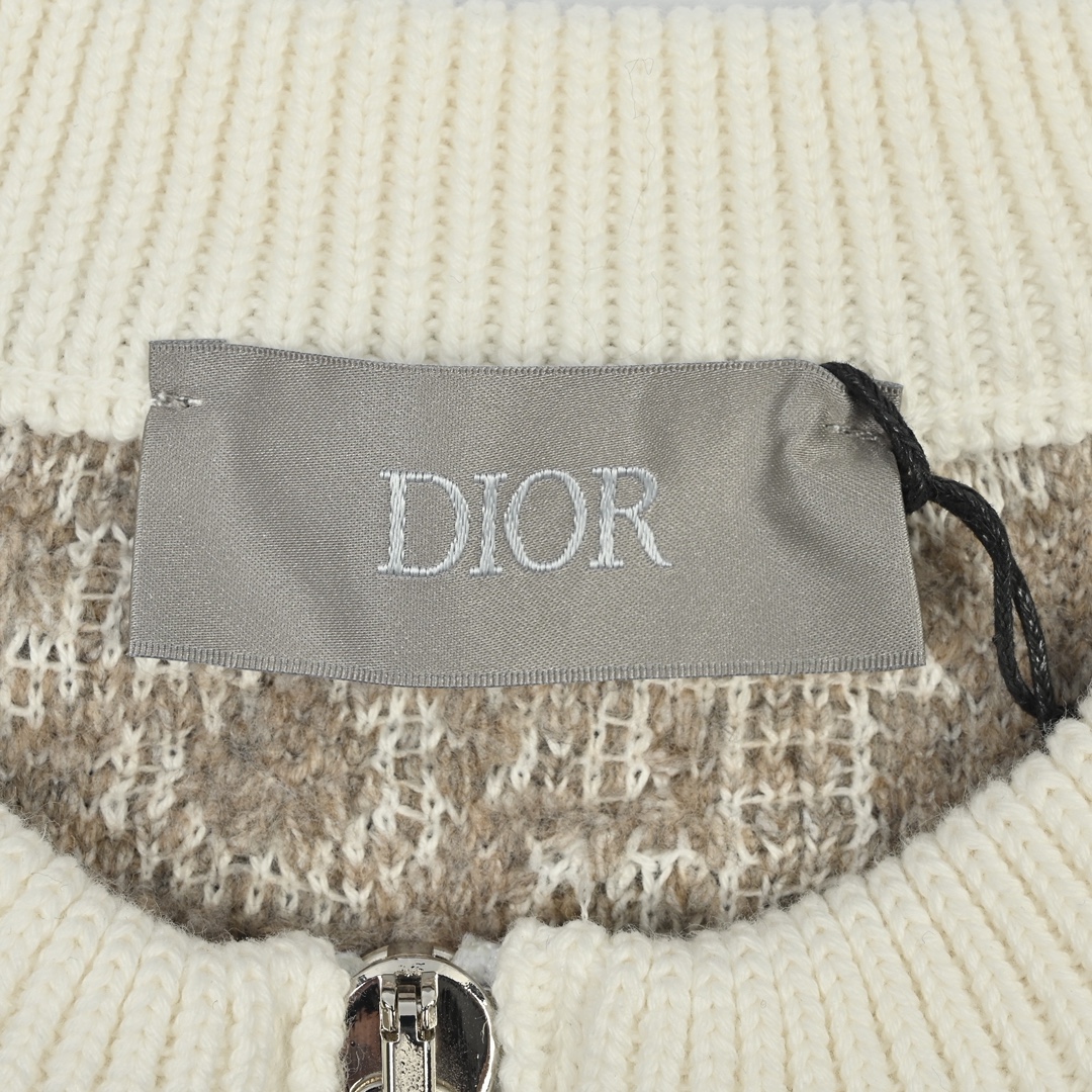 Dior 迪奥 25FW 毛巾绣拉链提花开衫 原20 000购入 采用白色绵羊毛混纺提花面料精心制作 通体饰以凸起的经典配色 Oblique 印花图案提升格调。衣袖采用拉链开合装饰 彰显时尚风格 而罗纹圆领则增添了对比鲜明的质感。整件衣服织法采用进口机器400分钟才能完成一件 爆洞率极高成本昂贵 染纱五次才完成毛纱颜色损耗高达15% 表面印花同原版一致立体需采用进口机才可完成。衣袖饰以拉链开合 开模定制五金拉链 侧边拉链采用人工手缝 高昂的成本造就。以时髦现代的视角重新演绎经典标识。 003 尺码s-xl-Chinese UA Cheap High Quatity Brand Clothes Bags handbags Sneakers wholesale wholesaler seller from China Factory suppliers Fashion Clothing Shoes best Quality Beautiful Price Dior 迪奥 25FW 毛巾绣拉链提花开衫 原20 000购入 采用白色绵羊毛混纺提花面料精心制作 通体饰以凸起的经典配色 Oblique 印花图案提升格调。衣袖采用拉链开合装饰 彰显时尚风格 而罗纹圆领则增添了对比鲜明的质感。整件衣服织法采用进口机器400分钟才能完成一件 爆洞率极高成本昂贵 染纱五次才完成毛纱颜色损耗高达15% 表面印花同原版一致立体需采用进口机才可完成。衣袖饰以拉链开合 开模定制五金拉链 侧边拉链采用人工手缝 高昂的成本造就。以时髦现代的视角重新演绎经典标识。 003 尺码s-xl