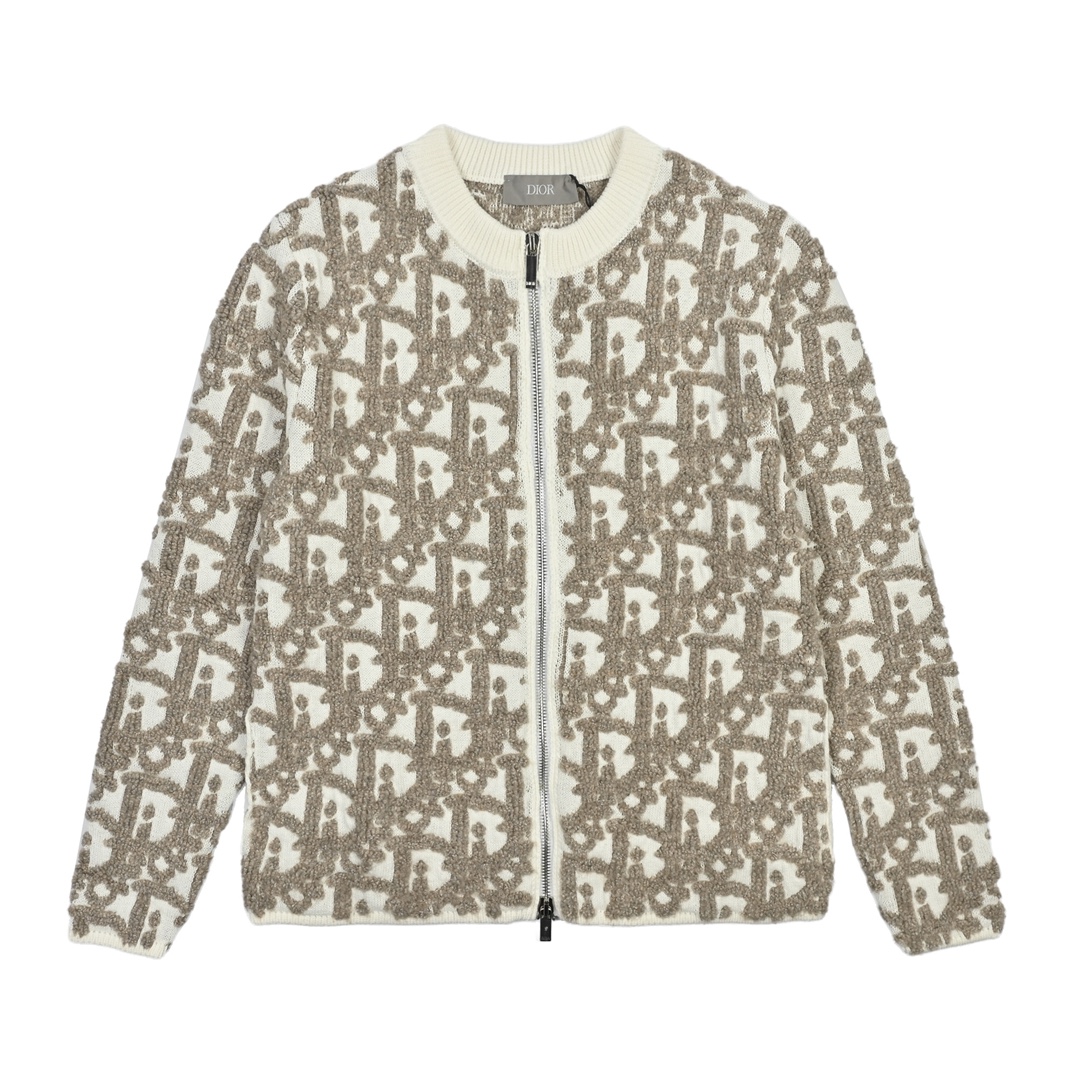 Dior 迪奥 25FW 毛巾绣拉链提花开衫 原20 000购入 采用白色绵羊毛混纺提花面料精心制作 通体饰以凸起的经典配色 Oblique 印花图案提升格调。衣袖采用拉链开合装饰 彰显时尚风格 而罗纹圆领则增添了对比鲜明的质感。整件衣服织法采用进口机器400分钟才能完成一件 爆洞率极高成本昂贵 染纱五次才完成毛纱颜色损耗高达15% 表面印花同原版一致立体需采用进口机才可完成。衣袖饰以拉链开合 开模定制五金拉链 侧边拉链采用人工手缝 高昂的成本造就。以时髦现代的视角重新演绎经典标识。 003 尺码s-xl-Chinese UA Cheap High Quatity Brand Clothes Bags handbags Sneakers wholesale wholesaler seller from China Factory suppliers Fashion Clothing Shoes best Quality Beautiful Price Dior 迪奥 25FW 毛巾绣拉链提花开衫 原20 000购入 采用白色绵羊毛混纺提花面料精心制作 通体饰以凸起的经典配色 Oblique 印花图案提升格调。衣袖采用拉链开合装饰 彰显时尚风格 而罗纹圆领则增添了对比鲜明的质感。整件衣服织法采用进口机器400分钟才能完成一件 爆洞率极高成本昂贵 染纱五次才完成毛纱颜色损耗高达15% 表面印花同原版一致立体需采用进口机才可完成。衣袖饰以拉链开合 开模定制五金拉链 侧边拉链采用人工手缝 高昂的成本造就。以时髦现代的视角重新演绎经典标识。 003 尺码s-xl