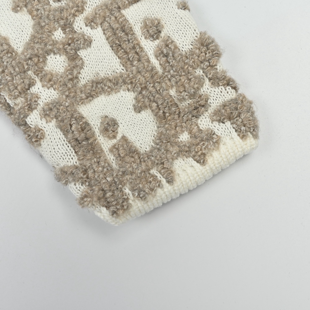 Dior 迪奥 25FW 毛巾绣拉链提花开衫 原20 000购入 采用白色绵羊毛混纺提花面料精心制作 通体饰以凸起的经典配色 Oblique 印花图案提升格调。衣袖采用拉链开合装饰 彰显时尚风格 而罗纹圆领则增添了对比鲜明的质感。整件衣服织法采用进口机器400分钟才能完成一件 爆洞率极高成本昂贵 染纱五次才完成毛纱颜色损耗高达15% 表面印花同原版一致立体需采用进口机才可完成。衣袖饰以拉链开合 开模定制五金拉链 侧边拉链采用人工手缝 高昂的成本造就。以时髦现代的视角重新演绎经典标识。 003 尺码s-xl-Chinese UA Cheap High Quatity Brand Clothes Bags handbags Sneakers wholesale wholesaler seller from China Factory suppliers Fashion Clothing Shoes best Quality Beautiful Price Dior 迪奥 25FW 毛巾绣拉链提花开衫 原20 000购入 采用白色绵羊毛混纺提花面料精心制作 通体饰以凸起的经典配色 Oblique 印花图案提升格调。衣袖采用拉链开合装饰 彰显时尚风格 而罗纹圆领则增添了对比鲜明的质感。整件衣服织法采用进口机器400分钟才能完成一件 爆洞率极高成本昂贵 染纱五次才完成毛纱颜色损耗高达15% 表面印花同原版一致立体需采用进口机才可完成。衣袖饰以拉链开合 开模定制五金拉链 侧边拉链采用人工手缝 高昂的成本造就。以时髦现代的视角重新演绎经典标识。 003 尺码s-xl