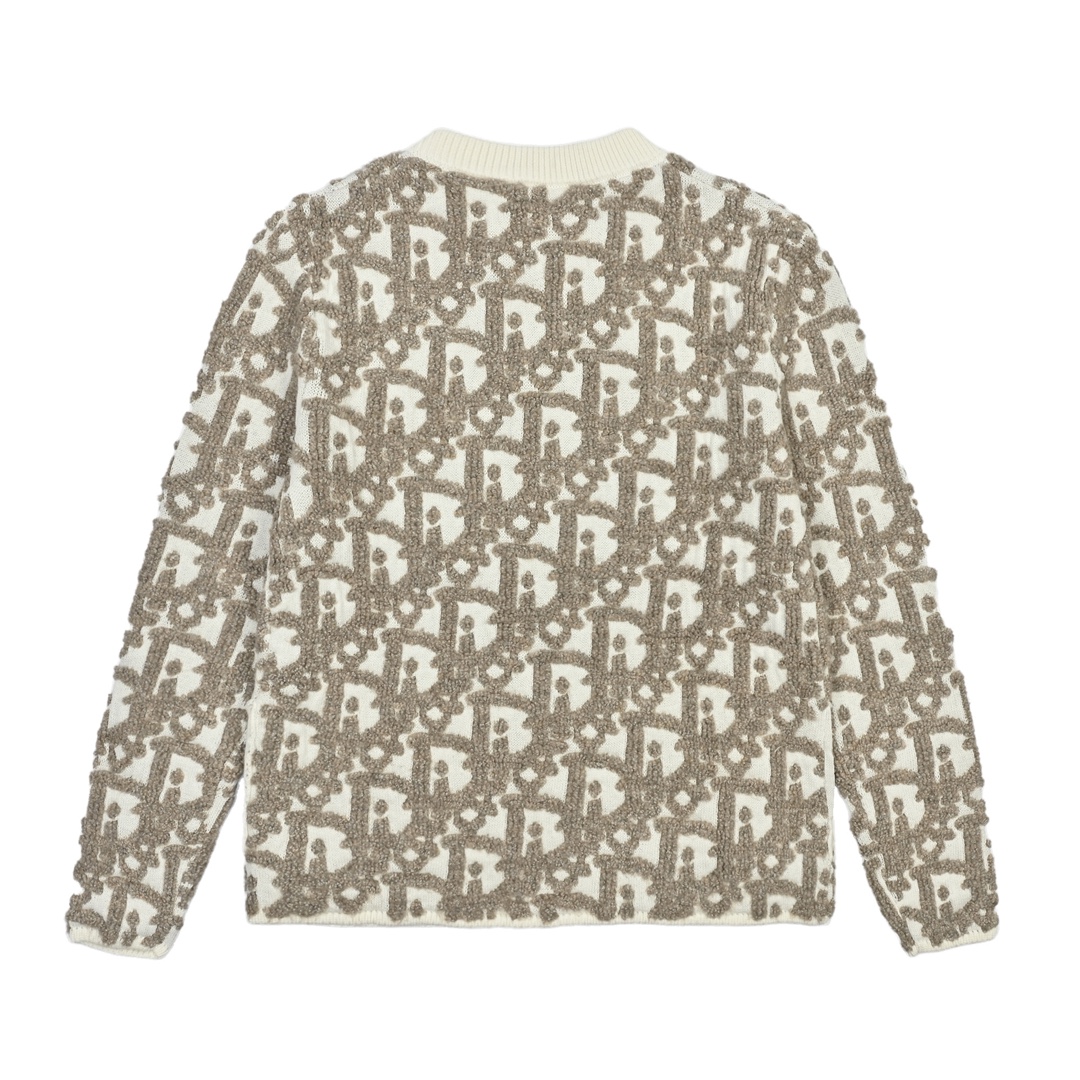 Dior 迪奥 25FW 毛巾绣拉链提花开衫 原20 000购入 采用白色绵羊毛混纺提花面料精心制作 通体饰以凸起的经典配色 Oblique 印花图案提升格调。衣袖采用拉链开合装饰 彰显时尚风格 而罗纹圆领则增添了对比鲜明的质感。整件衣服织法采用进口机器400分钟才能完成一件 爆洞率极高成本昂贵 染纱五次才完成毛纱颜色损耗高达15% 表面印花同原版一致立体需采用进口机才可完成。衣袖饰以拉链开合 开模定制五金拉链 侧边拉链采用人工手缝 高昂的成本造就。以时髦现代的视角重新演绎经典标识。 003 尺码s-xl-Chinese UA Cheap High Quatity Brand Clothes Bags handbags Sneakers wholesale wholesaler seller from China Factory suppliers Fashion Clothing Shoes best Quality Beautiful Price Dior 迪奥 25FW 毛巾绣拉链提花开衫 原20 000购入 采用白色绵羊毛混纺提花面料精心制作 通体饰以凸起的经典配色 Oblique 印花图案提升格调。衣袖采用拉链开合装饰 彰显时尚风格 而罗纹圆领则增添了对比鲜明的质感。整件衣服织法采用进口机器400分钟才能完成一件 爆洞率极高成本昂贵 染纱五次才完成毛纱颜色损耗高达15% 表面印花同原版一致立体需采用进口机才可完成。衣袖饰以拉链开合 开模定制五金拉链 侧边拉链采用人工手缝 高昂的成本造就。以时髦现代的视角重新演绎经典标识。 003 尺码s-xl