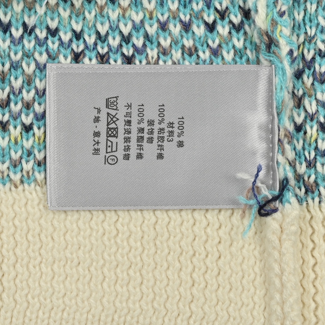 Dior 迪奥 25ss 满印提花圆领毛衣 国专14 000购入ZP操作 纱线采用定染米色 蓝色 棕色 黄色纱线 100%羊毛纱线加捻成股 进口7针提花工艺纱线清晰有度有纹理 表层有明显的羊毛纤维 特殊无下摆设计 配合马卡龙色系上身完美 满身提花 每一个字母都是对位的 区别市面错误版本。 003 尺码s-l-Chinese UA Cheap High Quatity Brand Clothes Bags handbags Sneakers wholesale wholesaler seller from China Factory suppliers Fashion Clothing Shoes best Quality Beautiful Price Dior 迪奥 25ss 满印提花圆领毛衣 国专14 000购入ZP操作 纱线采用定染米色 蓝色 棕色 黄色纱线 100%羊毛纱线加捻成股 进口7针提花工艺纱线清晰有度有纹理 表层有明显的羊毛纤维 特殊无下摆设计 配合马卡龙色系上身完美 满身提花 每一个字母都是对位的 区别市面错误版本。 003 尺码s-l