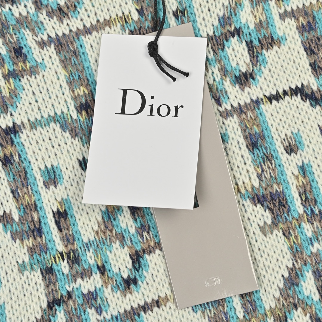 Dior 迪奥 25ss 满印提花圆领毛衣 国专14 000购入ZP操作 纱线采用定染米色 蓝色 棕色 黄色纱线 100%羊毛纱线加捻成股 进口7针提花工艺纱线清晰有度有纹理 表层有明显的羊毛纤维 特殊无下摆设计 配合马卡龙色系上身完美 满身提花 每一个字母都是对位的 区别市面错误版本。 003 尺码s-l-Chinese UA Cheap High Quatity Brand Clothes Bags handbags Sneakers wholesale wholesaler seller from China Factory suppliers Fashion Clothing Shoes best Quality Beautiful Price Dior 迪奥 25ss 满印提花圆领毛衣 国专14 000购入ZP操作 纱线采用定染米色 蓝色 棕色 黄色纱线 100%羊毛纱线加捻成股 进口7针提花工艺纱线清晰有度有纹理 表层有明显的羊毛纤维 特殊无下摆设计 配合马卡龙色系上身完美 满身提花 每一个字母都是对位的 区别市面错误版本。 003 尺码s-l