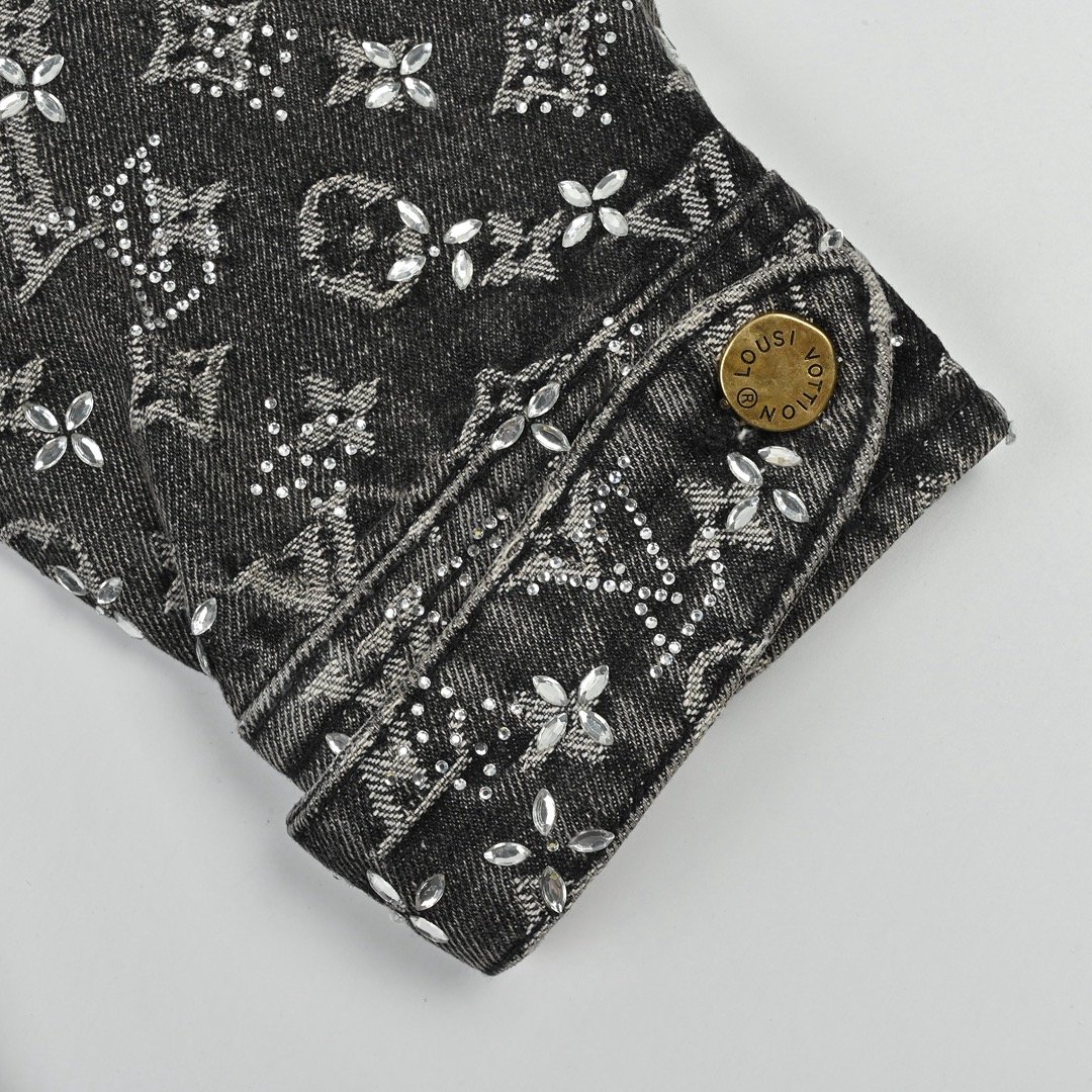 Louis Vuitton 路易威登 老花满印烫钻牛仔外套-Chinese UA Cheap High Quatity Brand Clothes Bags handbags Sneakers wholesale wholesaler seller from China Factory suppliers Fashion Clothing Shoes best Quality Beautiful Price Louis Vuitton 路易威登 老花满印烫钻牛仔外套