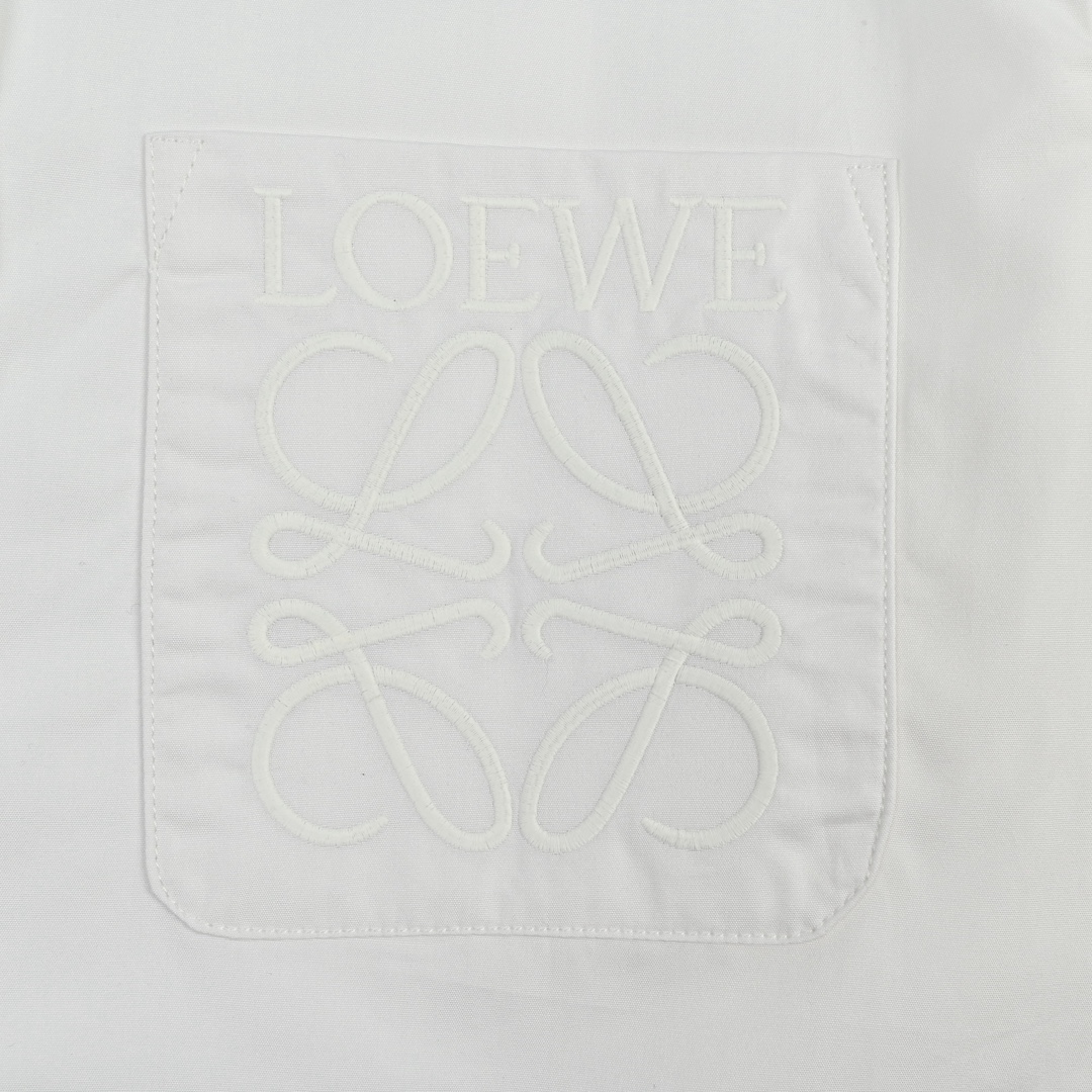 loewe 罗意威早秋新款胸前口袋刺绣logo衬衫-Chinese UA Cheap High Quatity Brand Clothes Bags handbags Sneakers wholesale wholesaler seller from China Factory suppliers Fashion Clothing Shoes best Quality Beautiful Price loewe 罗意威早秋新款胸前口袋刺绣logo衬衫