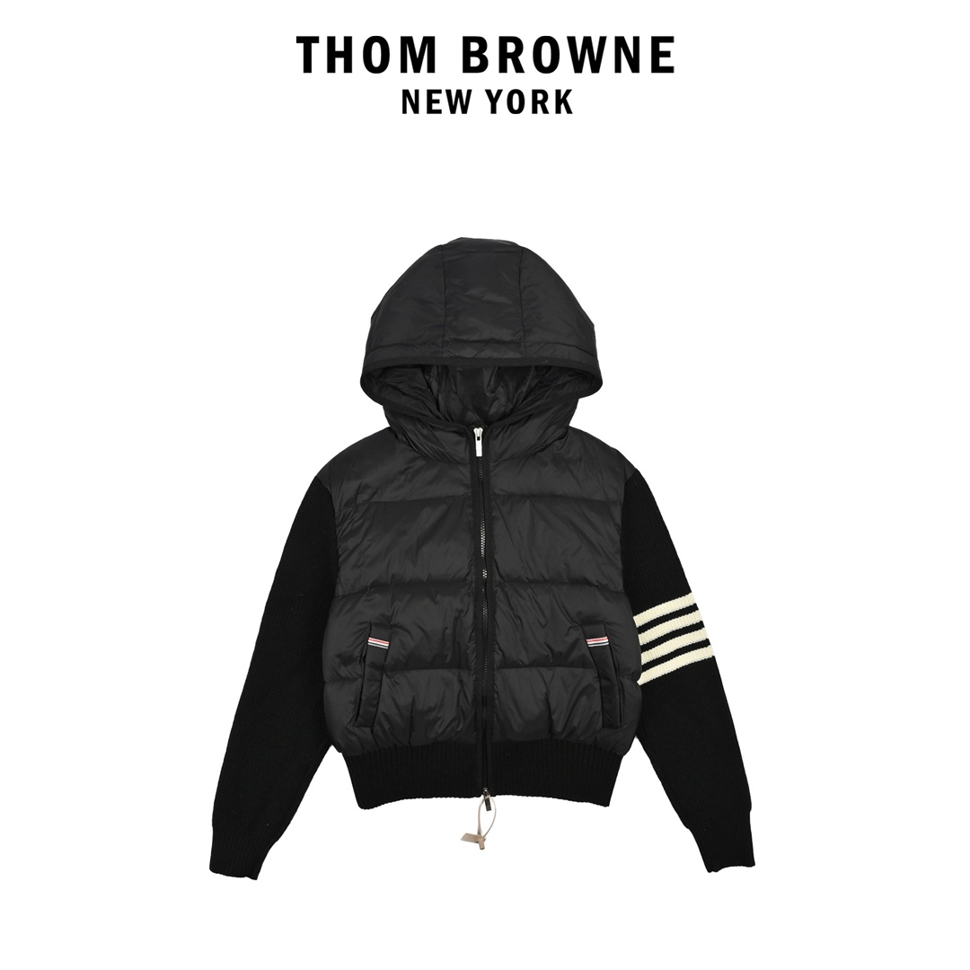 ThomBrowne 四条杠条纹 针织拼接羽绒外套 上新 ThomBrowne t家针织拼接四条杠带帽90白鸭绒羽绒服女款休闲学院风外 越简单就越好看 永恒不变的真理门简实穿主义bi入 简约基础的版型 衣身整体采用横向压线工艺上身丝毫不臃肿 袖子和帽子是做的针织拼接处理 美化比例的同时修饰腰身曲线轻松get冬日小蛮腰恰到好处的衣长不挑身高各种身形都能驾驭百搭又出众 内里填充新国标90白鸭绒外层chao轻防水面料保暖整体版型修身但不紧身的不收腰 但上身geng显瘦也不挑人帽子戴起来 安全感满满而且版型真的是很显瘦完全不会臃肿的羽绒服但是上身很保暖 实用和颜值兼备~