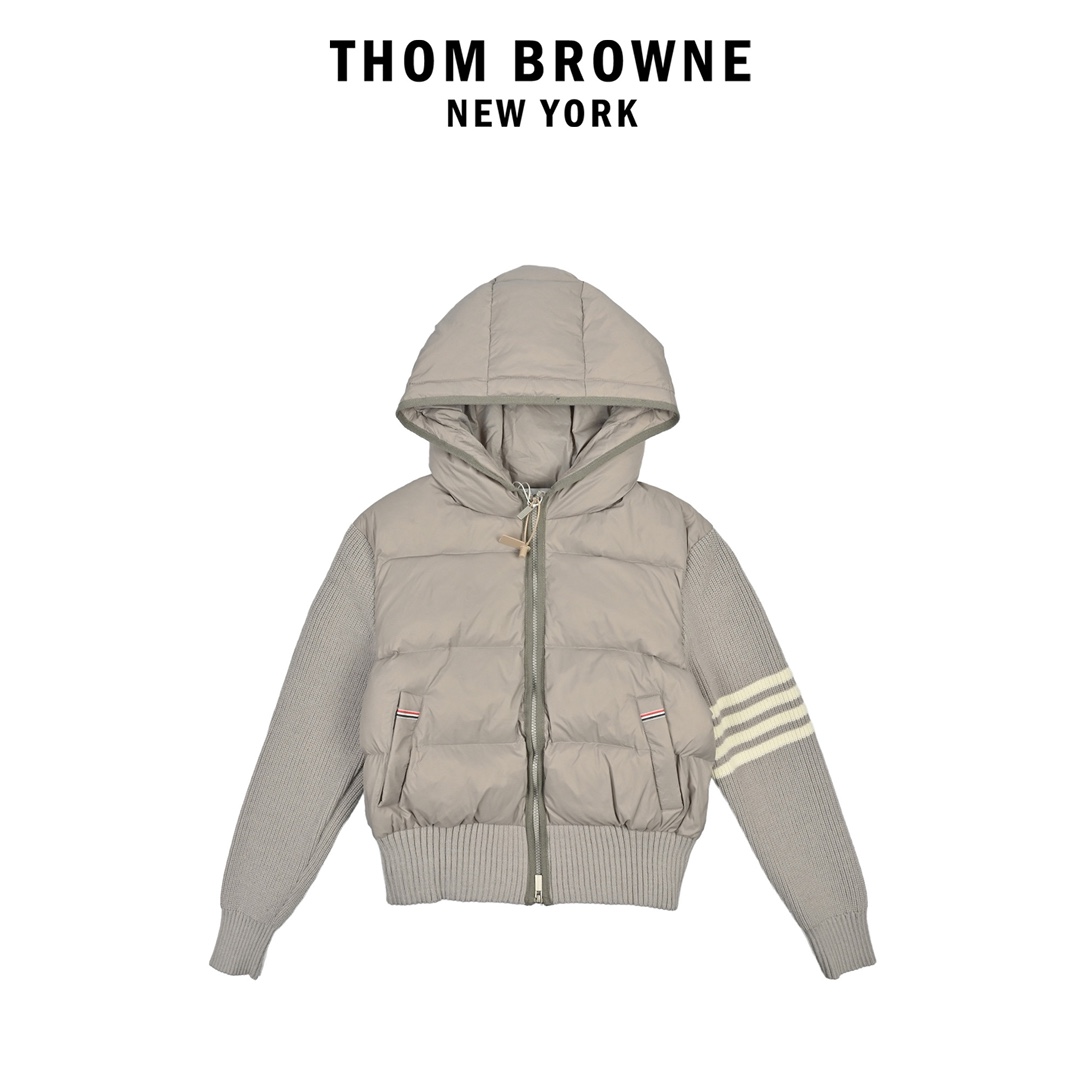 本地自取💰420 Thom Brown 四条杠条纹 针织拼接羽绒外套 ThomBrowne t家针织拼接四条杠带帽90白鸭绒羽绒服女款休闲学院风外 越简单就越好看！！永恒不变的真理门简实穿主义bi入！！ 简约基础的版型 衣身整体采用横向压线工艺上身丝毫不臃肿 袖子和帽子是做的针织拼接处理 美化比例的同时修饰腰身曲线轻松get冬日小蛮腰恰到好处的衣长不挑身高各种身形都能驾驭百搭又出众 内里填充新国标90白鸭绒外层chao轻防水面料保暖整体版型修身但不紧身的不收腰 但上身geng显瘦也不挑人帽子戴起来 安全感满满而且版型真的是很显瘦完全不会臃肿的羽绒服但是上身很保暖 实用和颜值兼备~ 003 尺码：S M L
