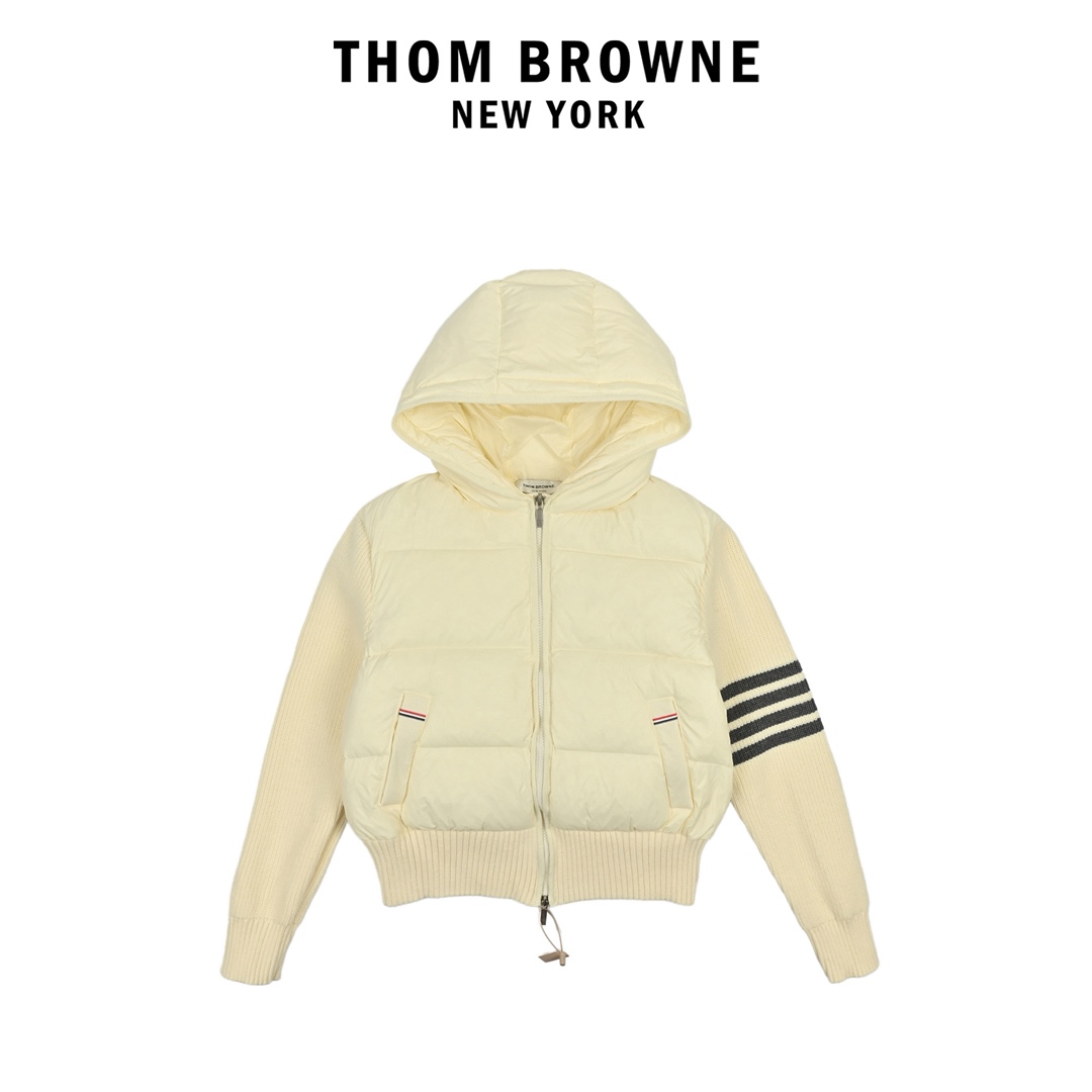 本地自取💰420 Thom Brown 四条杠条纹 针织拼接羽绒外套 ThomBrowne t家针织拼接四条杠带帽90白鸭绒羽绒服女款休闲学院风外 越简单就越好看！！永恒不变的真理门简实穿主义bi入！！ 简约基础的版型 衣身整体采用横向压线工艺上身丝毫不臃肿 袖子和帽子是做的针织拼接处理 美化比例的同时修饰腰身曲线轻松get冬日小蛮腰恰到好处的衣长不挑身高各种身形都能驾驭百搭又出众 内里填充新国标90白鸭绒外层chao轻防水面料保暖整体版型修身但不紧身的不收腰 但上身geng显瘦也不挑人帽子戴起来 安全感满满而且版型真的是很显瘦完全不会臃肿的羽绒服但是上身很保暖 实用和颜值兼备~ 003 尺码：S M L