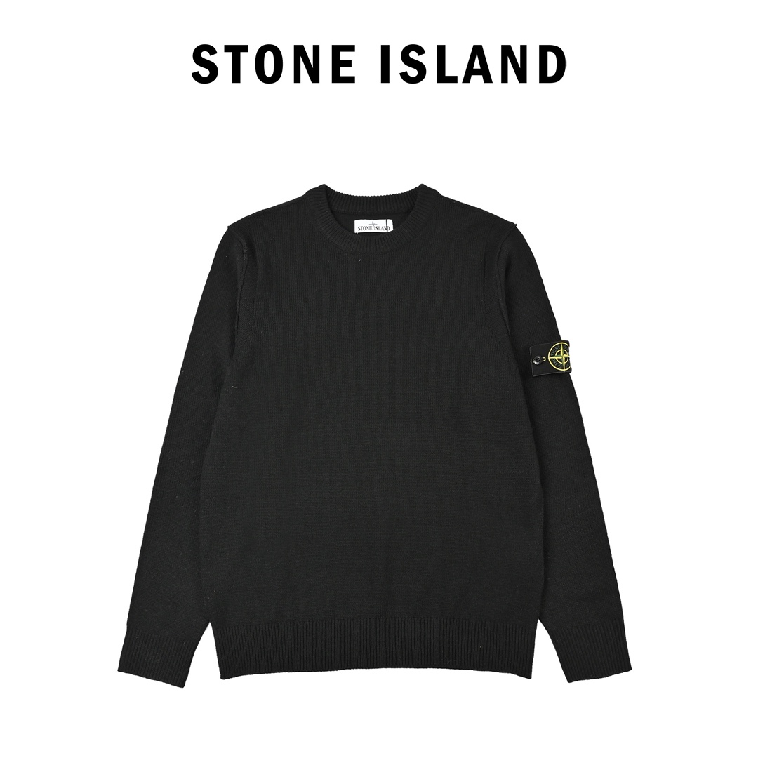 𝐒𝐭𝐨𝐧𝐞 𝐈𝐬𝐥𝐚𝐧𝐝 石头岛
本地自取💰𝟐𝟓𝟎
𝐒𝐢𝐳𝐞: 𝐬 𝐦 𝐥 𝐱𝐥
Stone Island 石头岛 经典袖标识圆领针织毛衣
细节里全是品质感，单穿慵懒、叠穿时髦，轻松穿出法式松弛氛围
定制经典罗盘毛毡贴布！可拆卸！整体基础版型！细节满满！定制三标！
【袖标】在一次次调试中与细节死磕，让每一处都朝着心中的完美无限趋近。