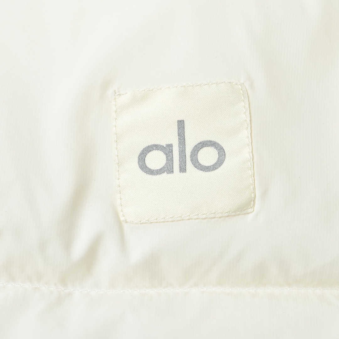 ALO yoga Goldrush肯豆风短款金标立领羽绒服