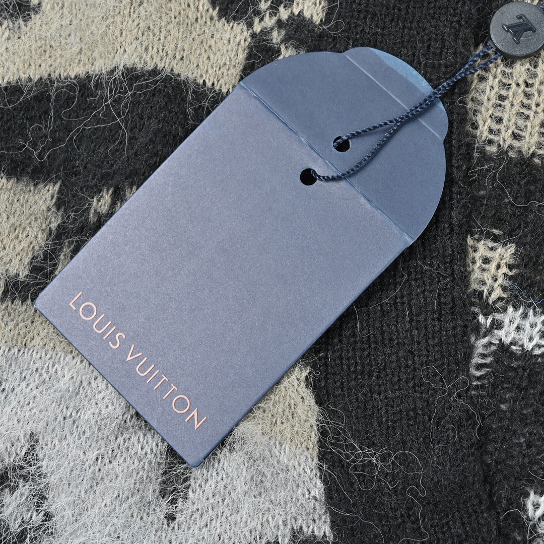 Louis Vuitton/路易威登 24Fw Monogram老花马海毛开衫毛衣-莆田鞋,莆田鞋货源,高仿鞋,高仿鞋货源,安福档口,莆田高仿鞋,莆田鞋批发,高仿鞋批发,莆田高仿运动鞋,高仿运动鞋,莆田运动鞋 Louis Vuitton/路易威登 24Fw Monogram老花马海毛开衫毛衣