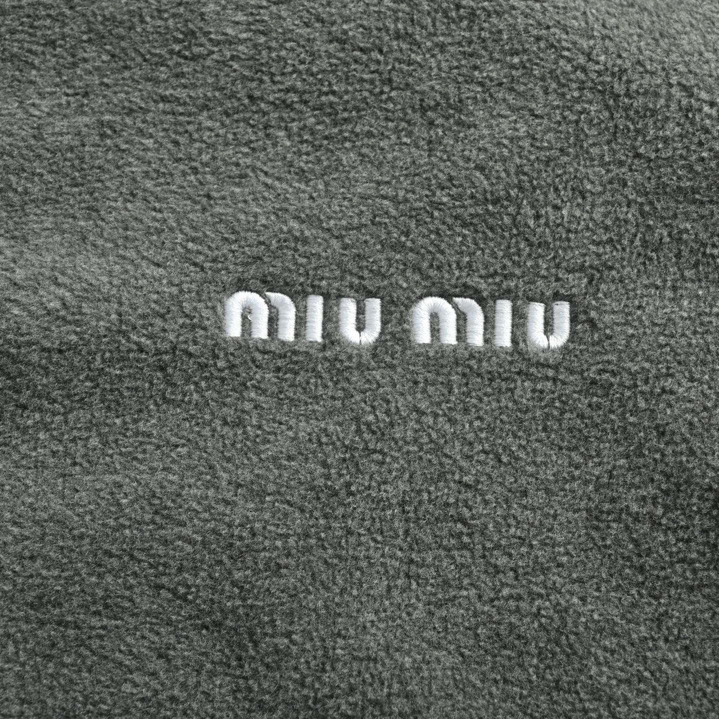 MiuMiu缪缪摇粒绒立领拉链外套 miu家25秋冬360克重磅再生摇粒5mm绒外套-莆田鞋,莆田鞋货源,高仿鞋,高仿鞋货源,安福档口,莆田高仿鞋,莆田鞋批发,高仿鞋批发,莆田高仿运动鞋,高仿运动鞋,莆田运动鞋 MiuMiu缪缪摇粒绒立领拉链外套 miu家25秋冬360克重磅再生摇粒5mm绒外套