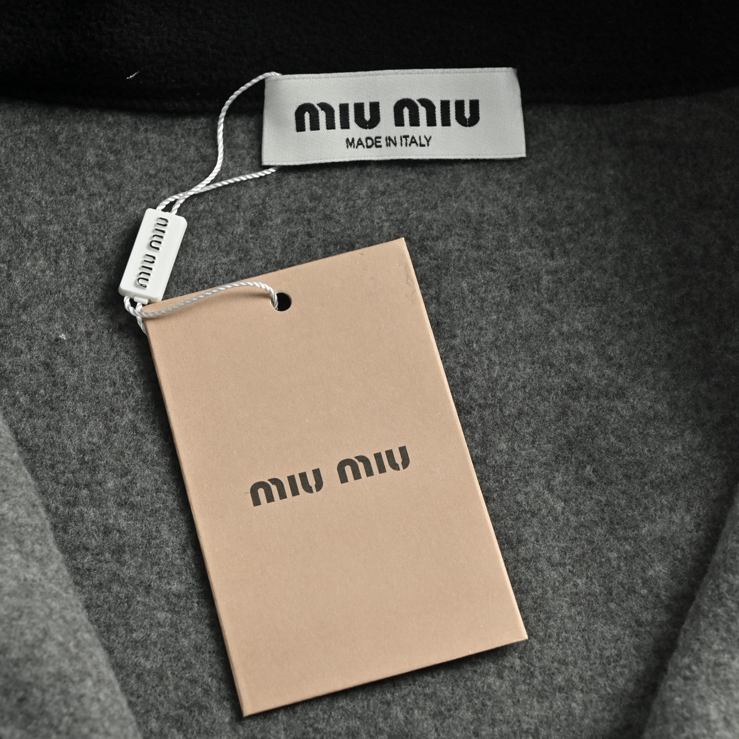 MiuMiu缪缪摇粒绒立领拉链外套 miu家25秋冬360克重磅再生摇粒5mm绒外套-莆田鞋,莆田鞋货源,高仿鞋,高仿鞋货源,安福档口,莆田高仿鞋,莆田鞋批发,高仿鞋批发,莆田高仿运动鞋,高仿运动鞋,莆田运动鞋 MiuMiu缪缪摇粒绒立领拉链外套 miu家25秋冬360克重磅再生摇粒5mm绒外套
