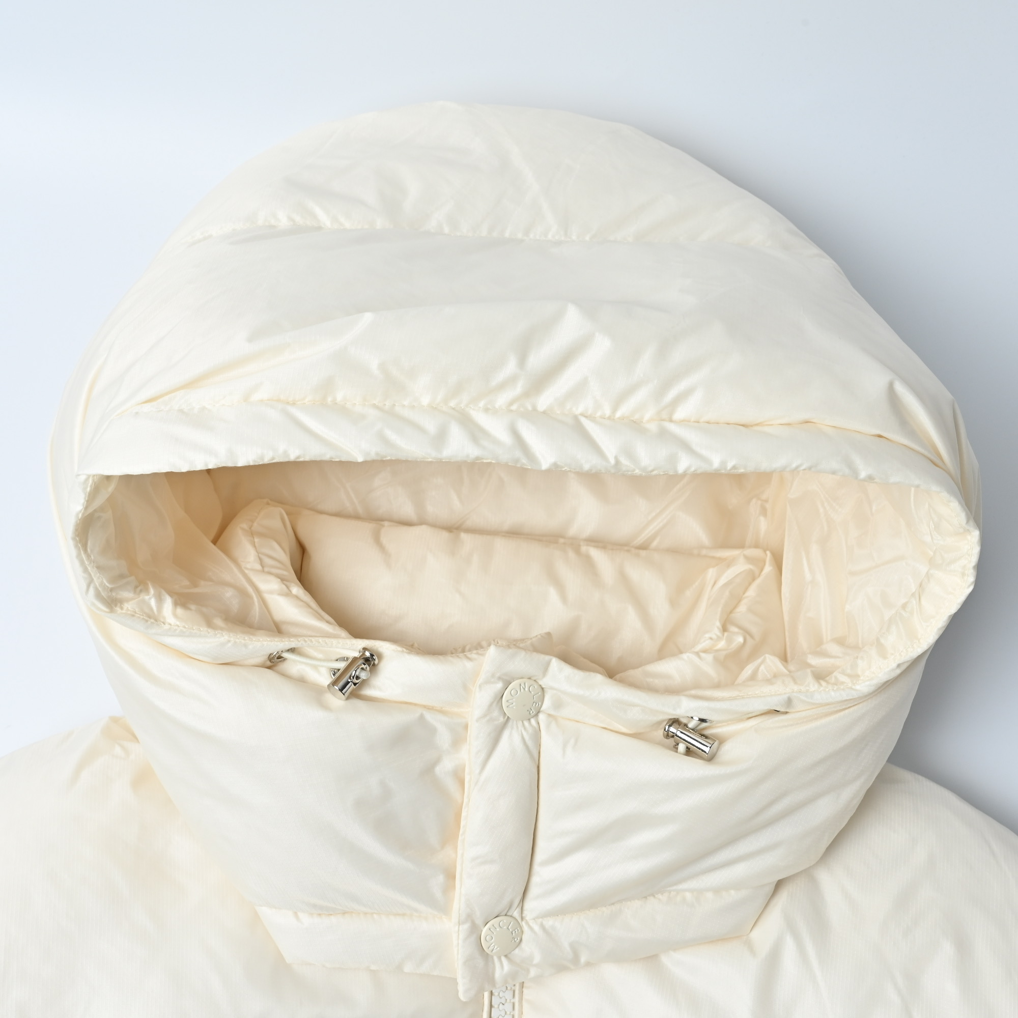 本地自取💰680
𝐌𝐨𝐧𝐜𝐥𝐞𝐫/蒙口 新玛雅连帽情侣款羽绒服
反插口袋羽绒服填充90白鹅绒 支持nfc扫描
采用标志性的lon laqué面料制成,呈现华美的光泽效果。保留经典玛雅款式的设计,两侧大口袋的设计灵感有独特的调性,彰显品牌精髓,上身不挑人,版型完美,配有可拆卸兜帽,轻松适应多变天气。原版定制五金辅料,三标齐全!!
颜色:黑色 灰色 米色
003 尺码1.2.3.4.5