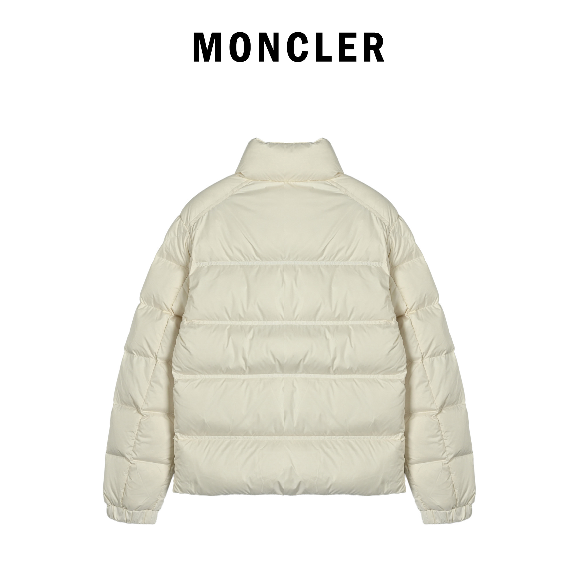 本地自取💰650
Moncler 蒙口2025新款三色线羽绒服
𝐬𝐢𝐳𝐞:𝟏 𝟐 𝟑 𝟒 𝟓
Bouvaque条纹刺绣立领羽绒服.原版购入开发.原厂替换面料➕原料

Bouvaque男士短款羽绒夹克饰有季节标志性条纹细节，融合运动精神与隽永风格。

Bouvaque羽绒夹克采用micro chic面料制成，硬朗方形造型设计，彰显Moncler的运动精神。这款短款羽绒服的衣上饰有三色条纹刺绣，以季节风格演绎品牌标志。

详情
•采用micro chic尼龙面料制成
•Micro chic尼龙衬里
•填充羽绒
•立领
•拉链开合
•拉链口袋
•弹力松紧袖口
•直筒下摆
•衣服点缀三色饰边刺绣 003