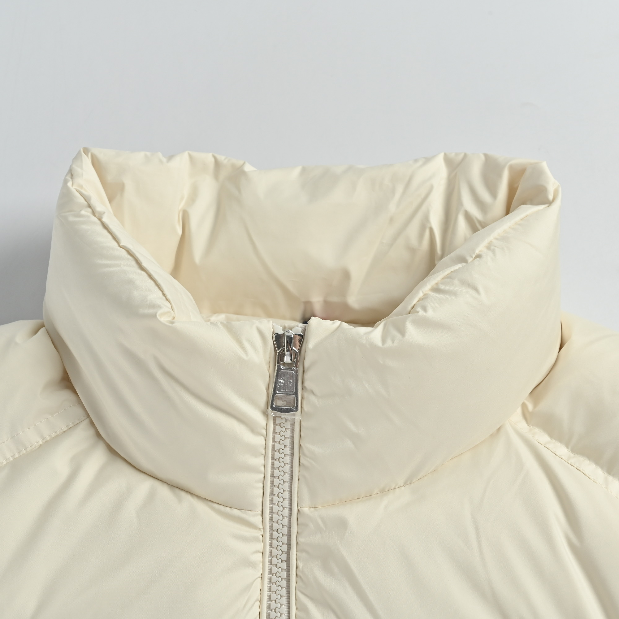 本地自取💰650
Moncler 蒙口2025新款三色线羽绒服
𝐬𝐢𝐳𝐞:𝟏 𝟐 𝟑 𝟒 𝟓
Bouvaque条纹刺绣立领羽绒服.原版购入开发.原厂替换面料➕原料

Bouvaque男士短款羽绒夹克饰有季节标志性条纹细节，融合运动精神与隽永风格。

Bouvaque羽绒夹克采用micro chic面料制成，硬朗方形造型设计，彰显Moncler的运动精神。这款短款羽绒服的衣上饰有三色条纹刺绣，以季节风格演绎品牌标志。

详情
•采用micro chic尼龙面料制成
•Micro chic尼龙衬里
•填充羽绒
•立领
•拉链开合
•拉链口袋
•弹力松紧袖口
•直筒下摆
•衣服点缀三色饰边刺绣 003