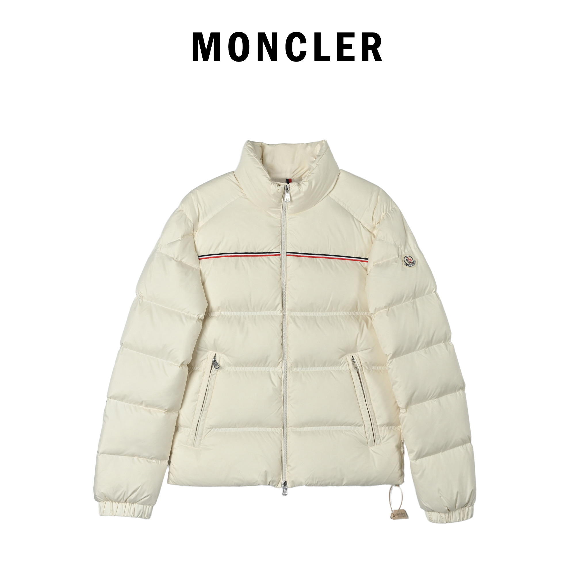 本地自取💰650
Moncler 蒙口2025新款三色线羽绒服
𝐬𝐢𝐳𝐞:𝟏 𝟐 𝟑 𝟒 𝟓
Bouvaque条纹刺绣立领羽绒服.原版购入开发.原厂替换面料➕原料

Bouvaque男士短款羽绒夹克饰有季节标志性条纹细节，融合运动精神与隽永风格。

Bouvaque羽绒夹克采用micro chic面料制成，硬朗方形造型设计，彰显Moncler的运动精神。这款短款羽绒服的衣上饰有三色条纹刺绣，以季节风格演绎品牌标志。

详情
•采用micro chic尼龙面料制成
•Micro chic尼龙衬里
•填充羽绒
•立领
•拉链开合
•拉链口袋
•弹力松紧袖口
•直筒下摆
•衣服点缀三色饰边刺绣 003