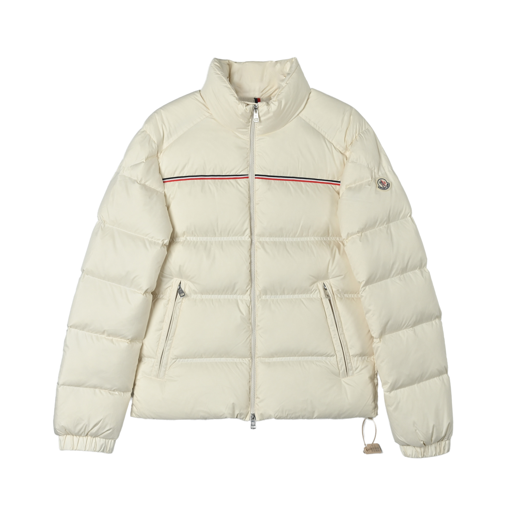本地自取💰650
Moncler 蒙口2025新款三色线羽绒服
𝐬𝐢𝐳𝐞:𝟏 𝟐 𝟑 𝟒 𝟓
Bouvaque条纹刺绣立领羽绒服.原版购入开发.原厂替换面料➕原料

Bouvaque男士短款羽绒夹克饰有季节标志性条纹细节，融合运动精神与隽永风格。

Bouvaque羽绒夹克采用micro chic面料制成，硬朗方形造型设计，彰显Moncler的运动精神。这款短款羽绒服的衣上饰有三色条纹刺绣，以季节风格演绎品牌标志。

详情
•采用micro chic尼龙面料制成
•Micro chic尼龙衬里
•填充羽绒
•立领
•拉链开合
•拉链口袋
•弹力松紧袖口
•直筒下摆
•衣服点缀三色饰边刺绣 003