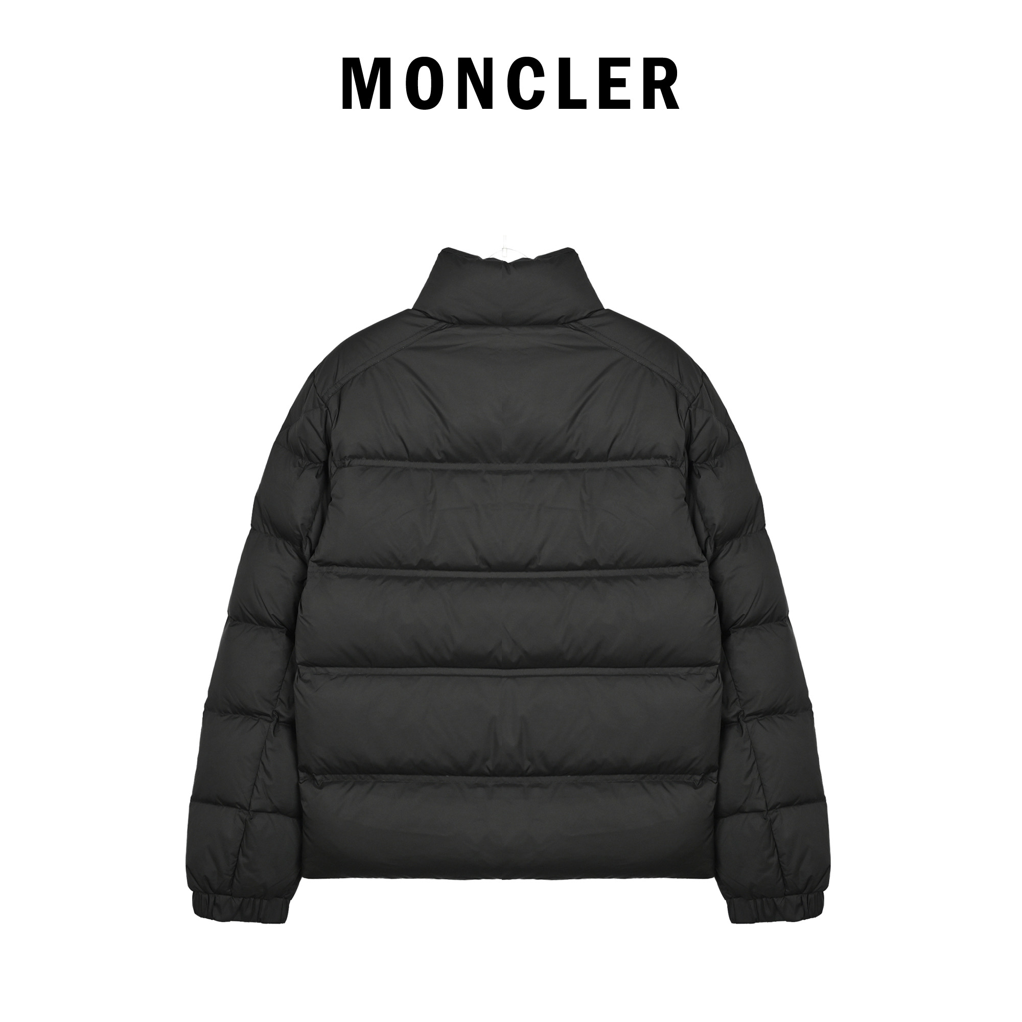 本地自取💰650
Moncler 蒙口2025新款三色线羽绒服
𝐬𝐢𝐳𝐞:𝟏 𝟐 𝟑 𝟒 𝟓
Bouvaque条纹刺绣立领羽绒服.原版购入开发.原厂替换面料➕原料

Bouvaque男士短款羽绒夹克饰有季节标志性条纹细节，融合运动精神与隽永风格。

Bouvaque羽绒夹克采用micro chic面料制成，硬朗方形造型设计，彰显Moncler的运动精神。这款短款羽绒服的衣上饰有三色条纹刺绣，以季节风格演绎品牌标志。

详情
•采用micro chic尼龙面料制成
•Micro chic尼龙衬里
•填充羽绒
•立领
•拉链开合
•拉链口袋
•弹力松紧袖口
•直筒下摆
•衣服点缀三色饰边刺绣 003