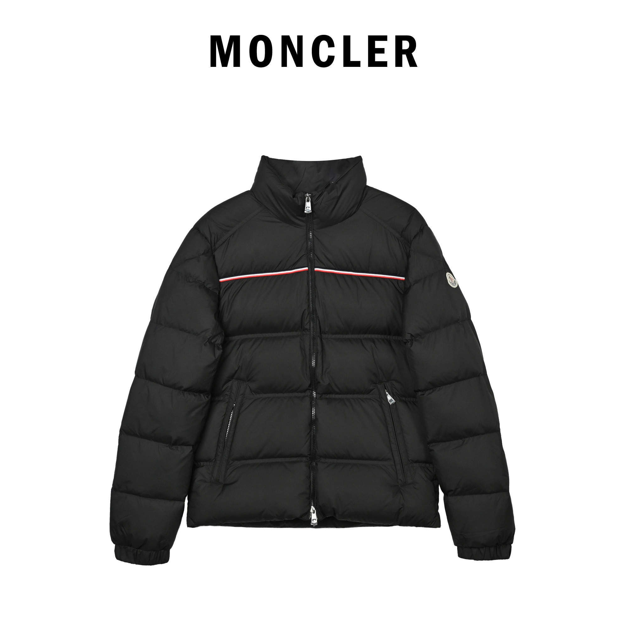 本地自取💰650
Moncler 蒙口2025新款三色线羽绒服
𝐬𝐢𝐳𝐞:𝟏 𝟐 𝟑 𝟒 𝟓
Bouvaque条纹刺绣立领羽绒服.原版购入开发.原厂替换面料➕原料

Bouvaque男士短款羽绒夹克饰有季节标志性条纹细节，融合运动精神与隽永风格。

Bouvaque羽绒夹克采用micro chic面料制成，硬朗方形造型设计，彰显Moncler的运动精神。这款短款羽绒服的衣上饰有三色条纹刺绣，以季节风格演绎品牌标志。

详情
•采用micro chic尼龙面料制成
•Micro chic尼龙衬里
•填充羽绒
•立领
•拉链开合
•拉链口袋
•弹力松紧袖口
•直筒下摆
•衣服点缀三色饰边刺绣 003