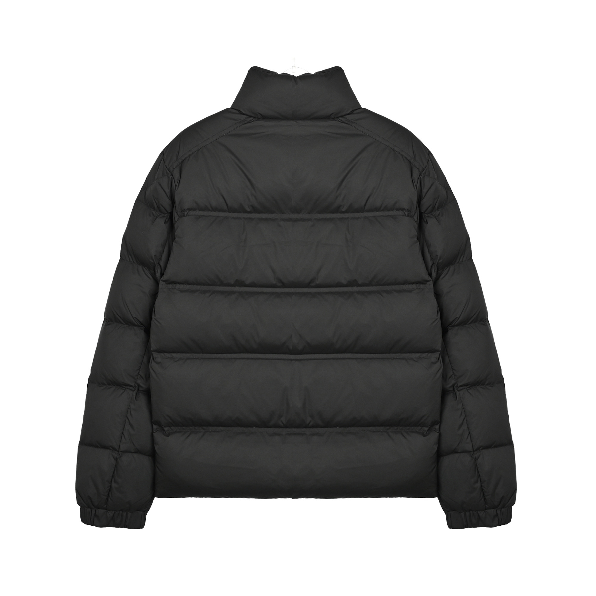 本地自取💰650
Moncler 蒙口2025新款三色线羽绒服
𝐬𝐢𝐳𝐞:𝟏 𝟐 𝟑 𝟒 𝟓
Bouvaque条纹刺绣立领羽绒服.原版购入开发.原厂替换面料➕原料

Bouvaque男士短款羽绒夹克饰有季节标志性条纹细节，融合运动精神与隽永风格。

Bouvaque羽绒夹克采用micro chic面料制成，硬朗方形造型设计，彰显Moncler的运动精神。这款短款羽绒服的衣上饰有三色条纹刺绣，以季节风格演绎品牌标志。

详情
•采用micro chic尼龙面料制成
•Micro chic尼龙衬里
•填充羽绒
•立领
•拉链开合
•拉链口袋
•弹力松紧袖口
•直筒下摆
•衣服点缀三色饰边刺绣 003