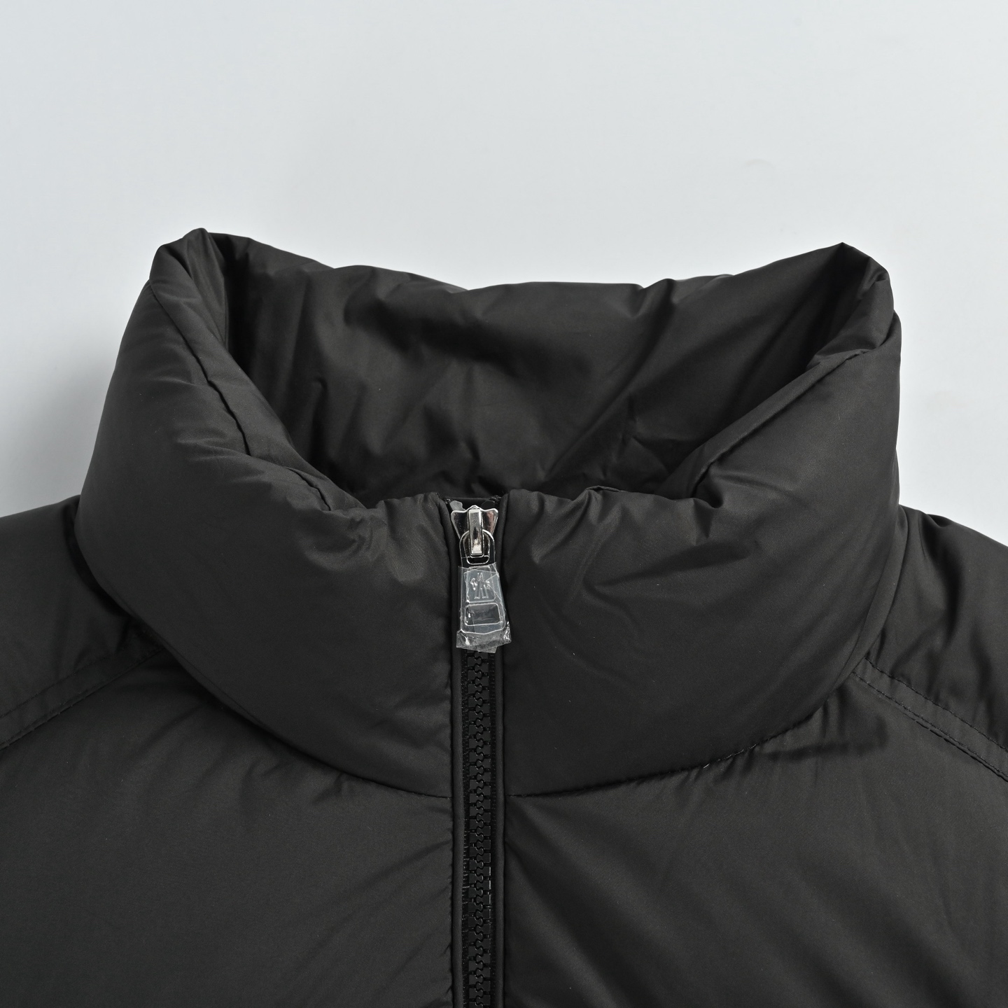 本地自取💰650
Moncler 蒙口2025新款三色线羽绒服
𝐬𝐢𝐳𝐞:𝟏 𝟐 𝟑 𝟒 𝟓
Bouvaque条纹刺绣立领羽绒服.原版购入开发.原厂替换面料➕原料

Bouvaque男士短款羽绒夹克饰有季节标志性条纹细节，融合运动精神与隽永风格。

Bouvaque羽绒夹克采用micro chic面料制成，硬朗方形造型设计，彰显Moncler的运动精神。这款短款羽绒服的衣上饰有三色条纹刺绣，以季节风格演绎品牌标志。

详情
•采用micro chic尼龙面料制成
•Micro chic尼龙衬里
•填充羽绒
•立领
•拉链开合
•拉链口袋
•弹力松紧袖口
•直筒下摆
•衣服点缀三色饰边刺绣 003