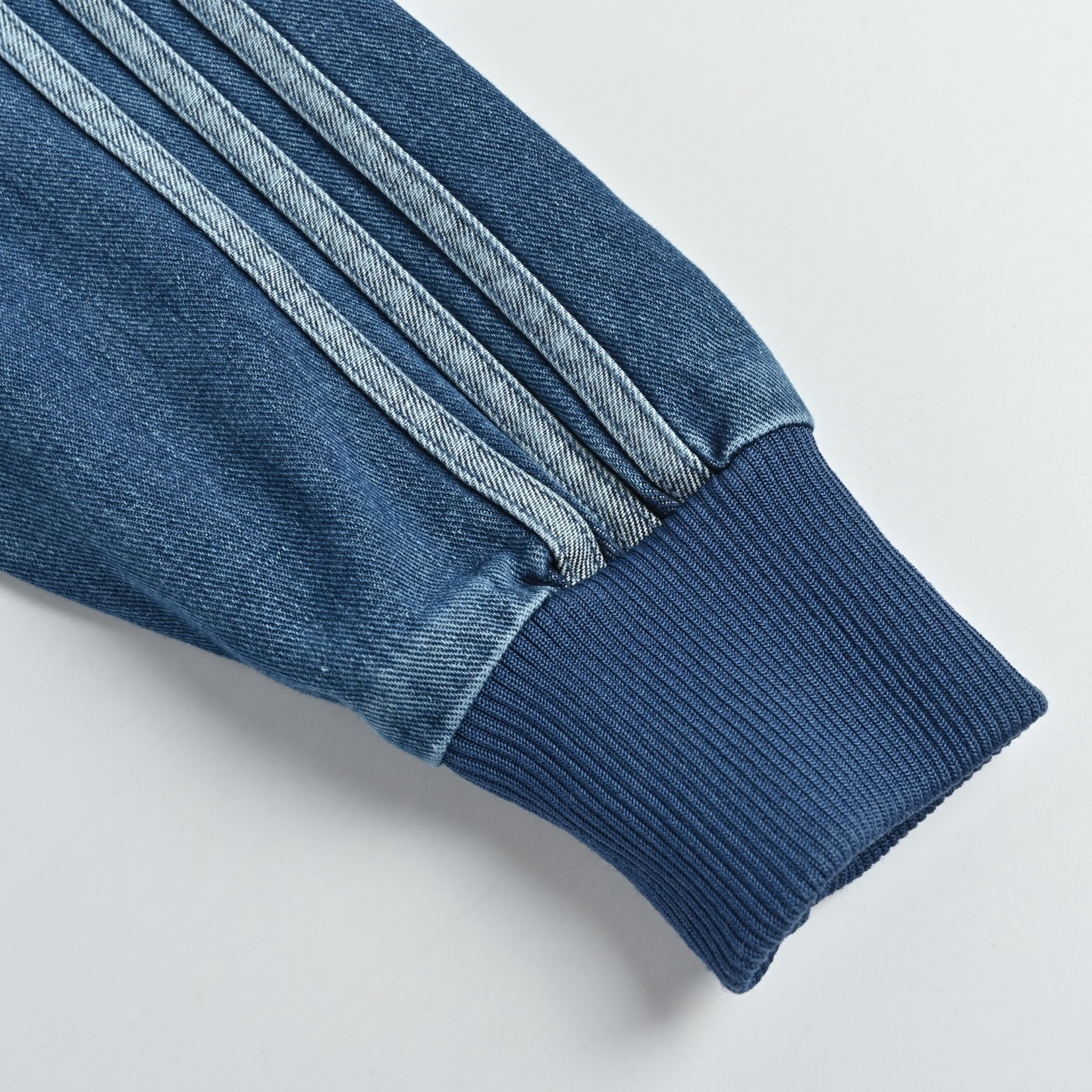 Adidas阿迪达斯三叶草黑色牛仔外套 水洗做旧丹宁面料-莆田鞋,莆田鞋货源,高仿鞋,高仿鞋货源,安福档口,莆田高仿鞋,莆田鞋批发,高仿鞋批发,莆田高仿运动鞋,高仿运动鞋,莆田运动鞋 Adidas阿迪达斯三叶草黑色牛仔外套 水洗做旧丹宁面料