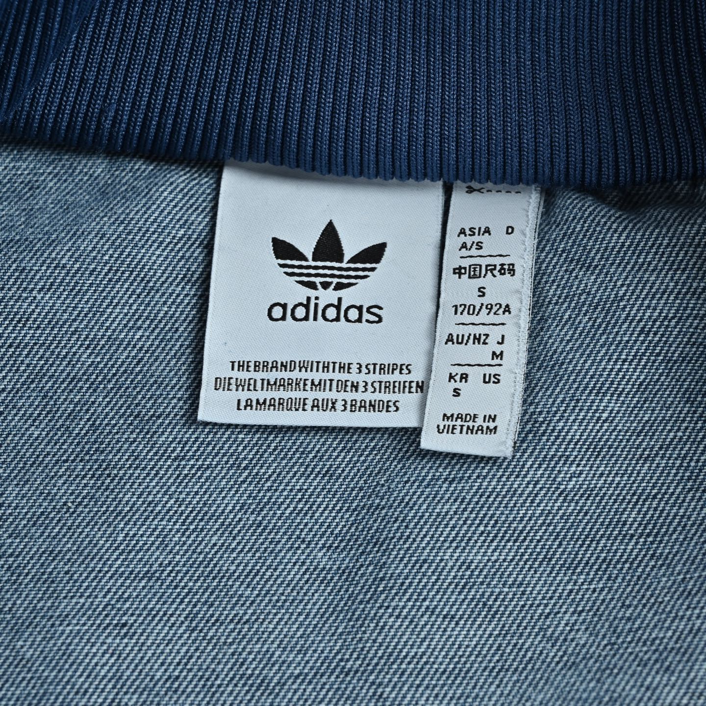 Adidas阿迪达斯三叶草黑色牛仔外套 水洗做旧丹宁面料-莆田鞋,莆田鞋货源,高仿鞋,高仿鞋货源,安福档口,莆田高仿鞋,莆田鞋批发,高仿鞋批发,莆田高仿运动鞋,高仿运动鞋,莆田运动鞋 Adidas阿迪达斯三叶草黑色牛仔外套 水洗做旧丹宁面料
