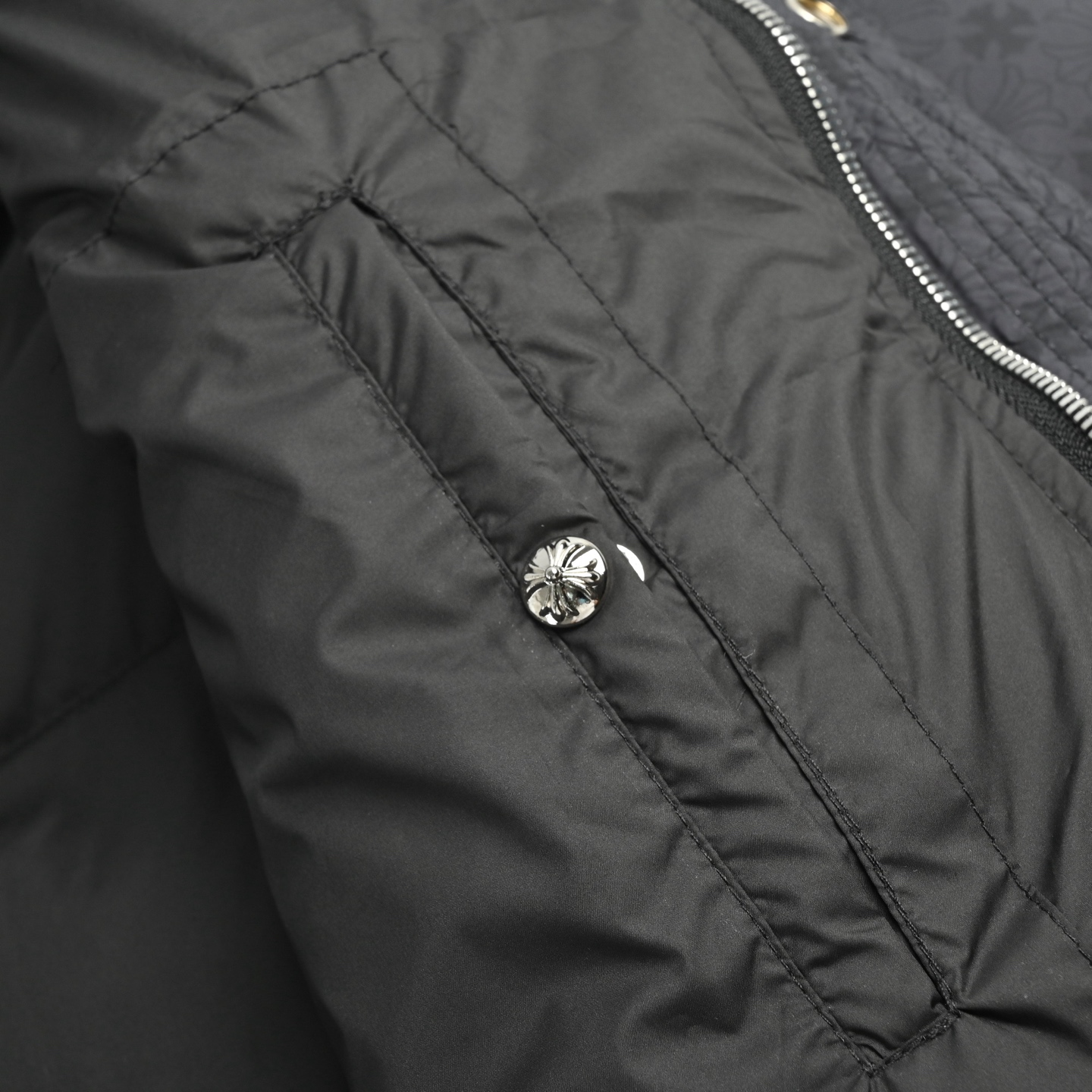 Chrome Hearts/克罗心 暗纹提花羽绒服黑色