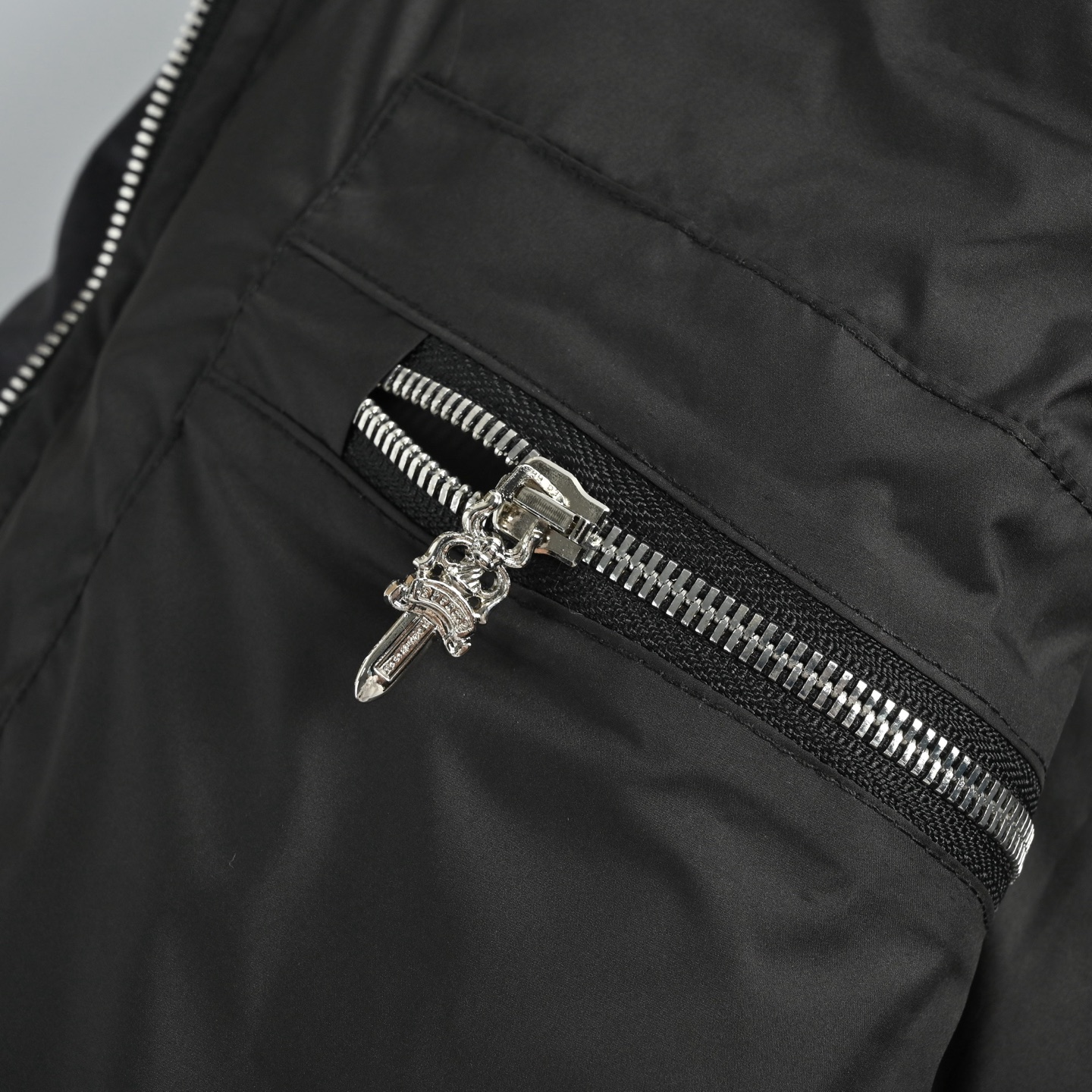 Chrome Hearts/克罗心 暗纹提花羽绒服黑色