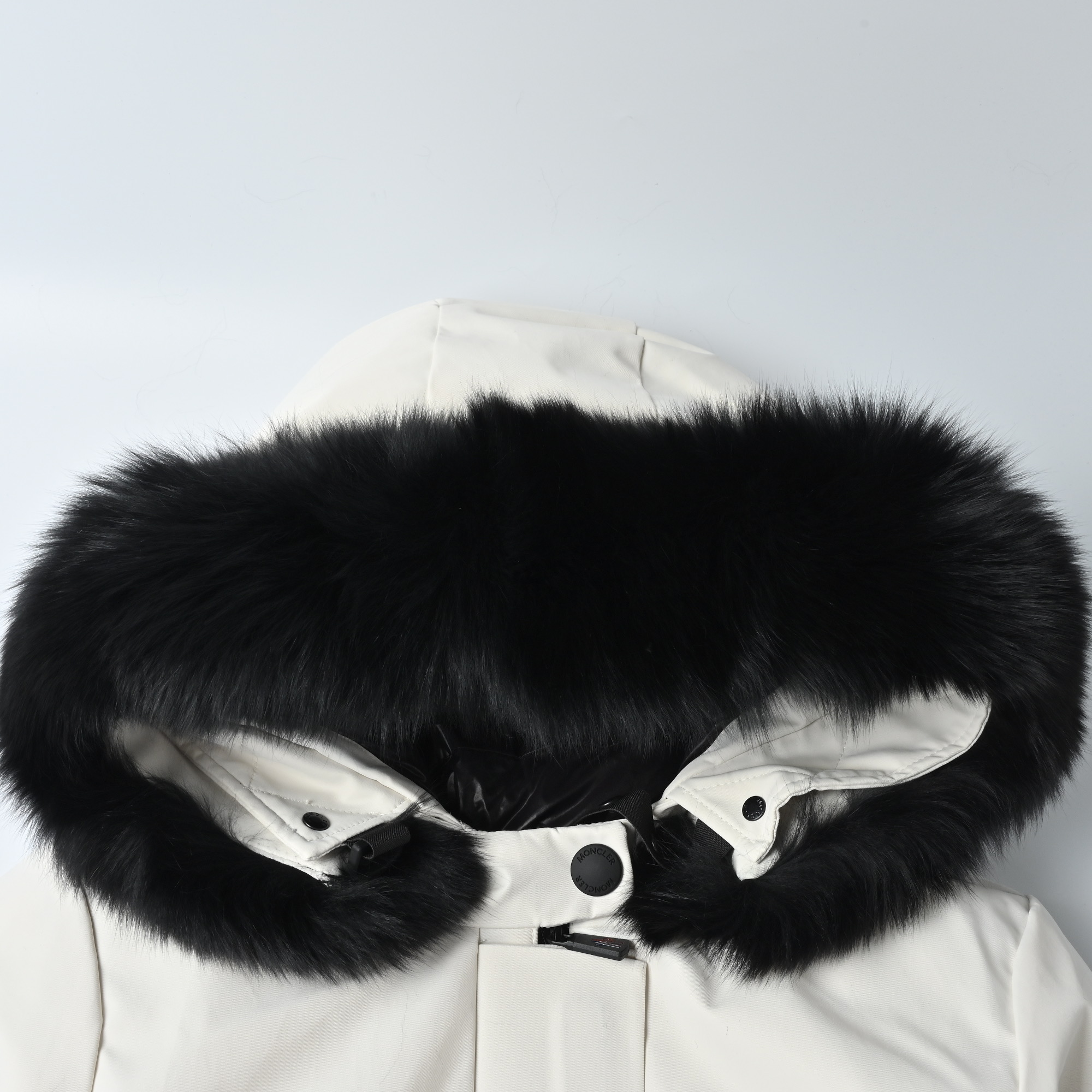 Moncler 蒙口 Bauges披肩连帽狐狸毛领羽绒服 纯