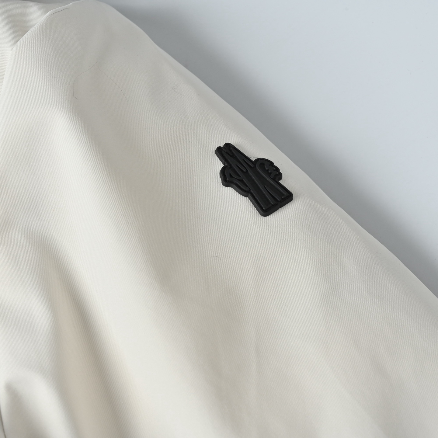 Moncler 蒙口 Bauges披肩连帽狐狸毛领羽绒服 纯