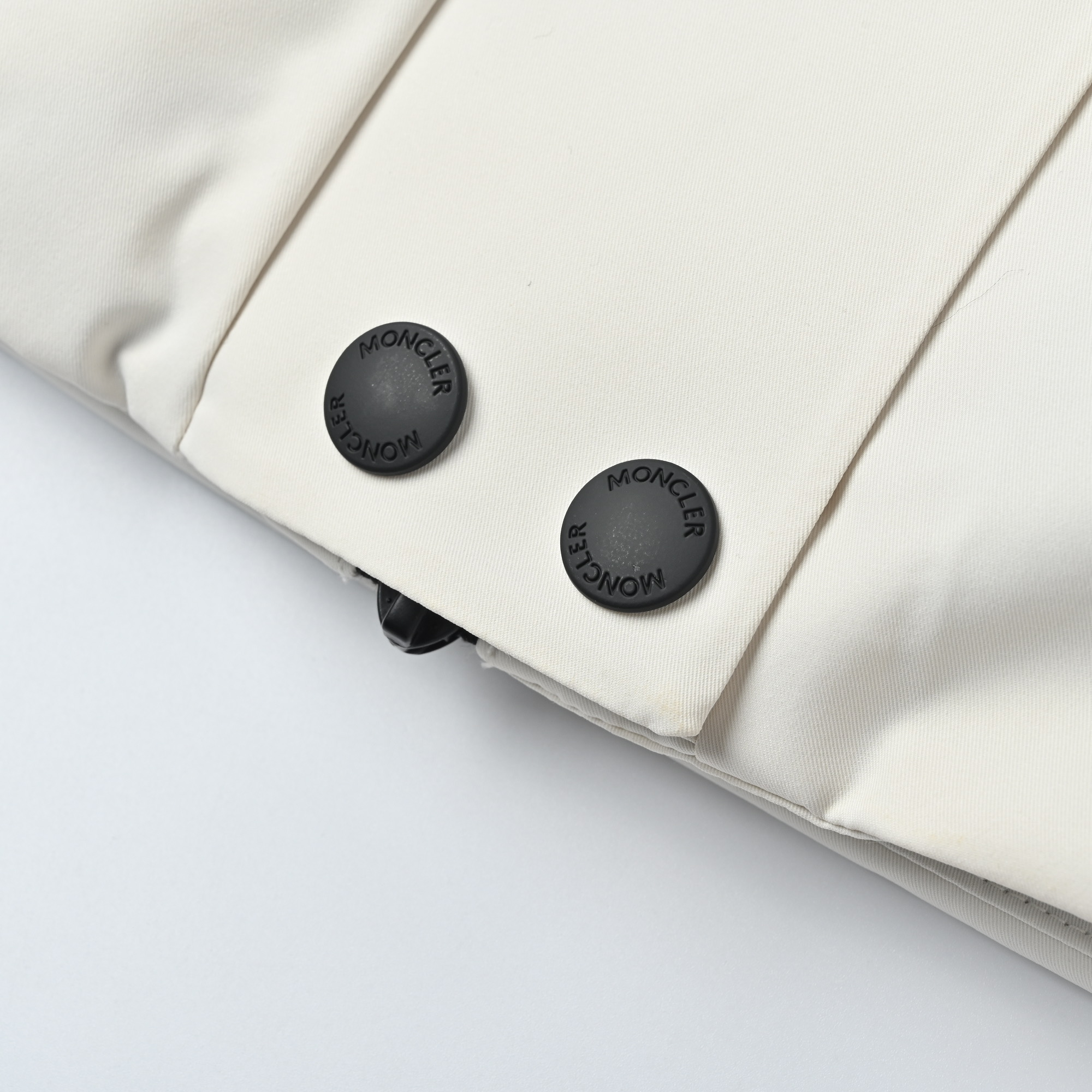 Moncler 蒙口 Bauges披肩连帽狐狸毛领羽绒服 纯
