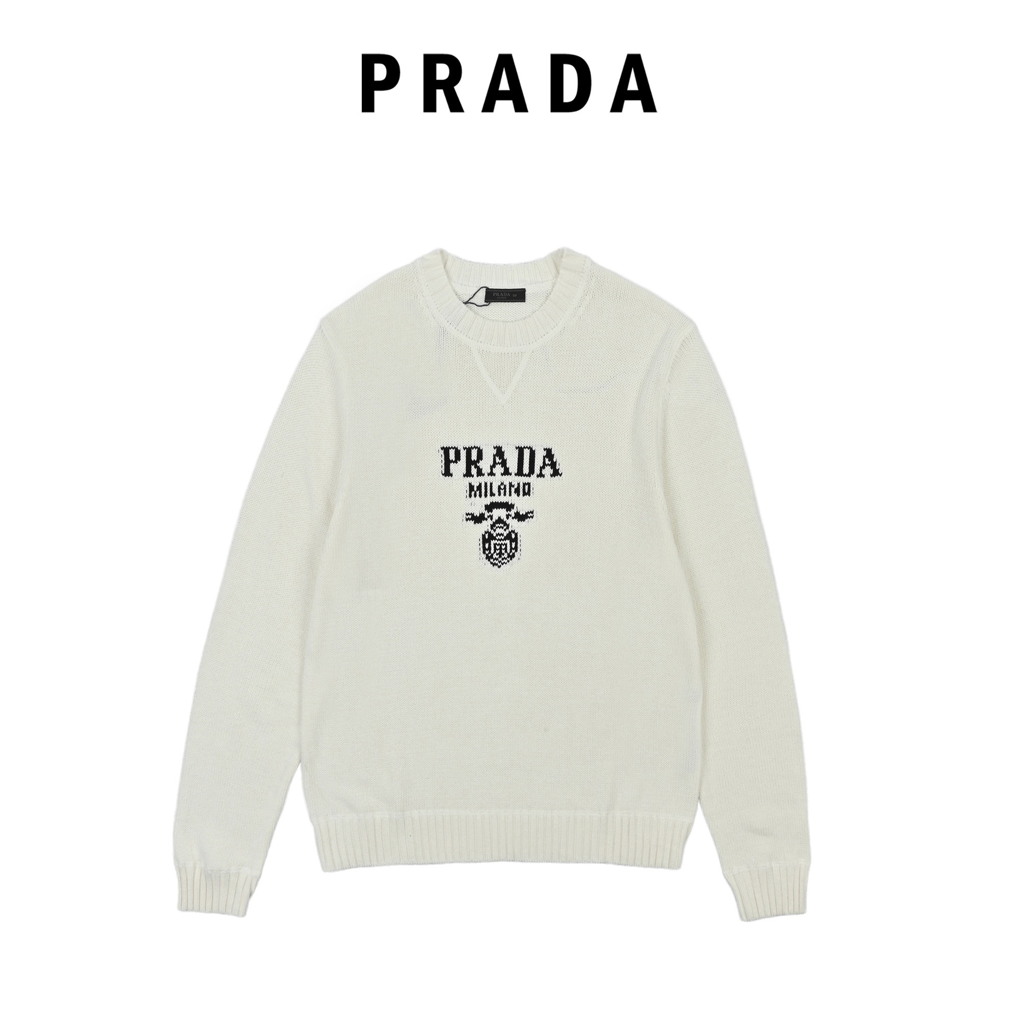Prada/普拉达 25Fw 提花logo圆领毛衣 定织羊绒毛衣面料 质感十足 德国进口机提花组织而成 采用接缝立体缝线 它通过在接缝处使用特定的缝纫方法 使衣物呈现出更加立体和贴合身体的效果 做工繁琐复杂 成衣洗水加软去味工艺 全套辅料定制 003