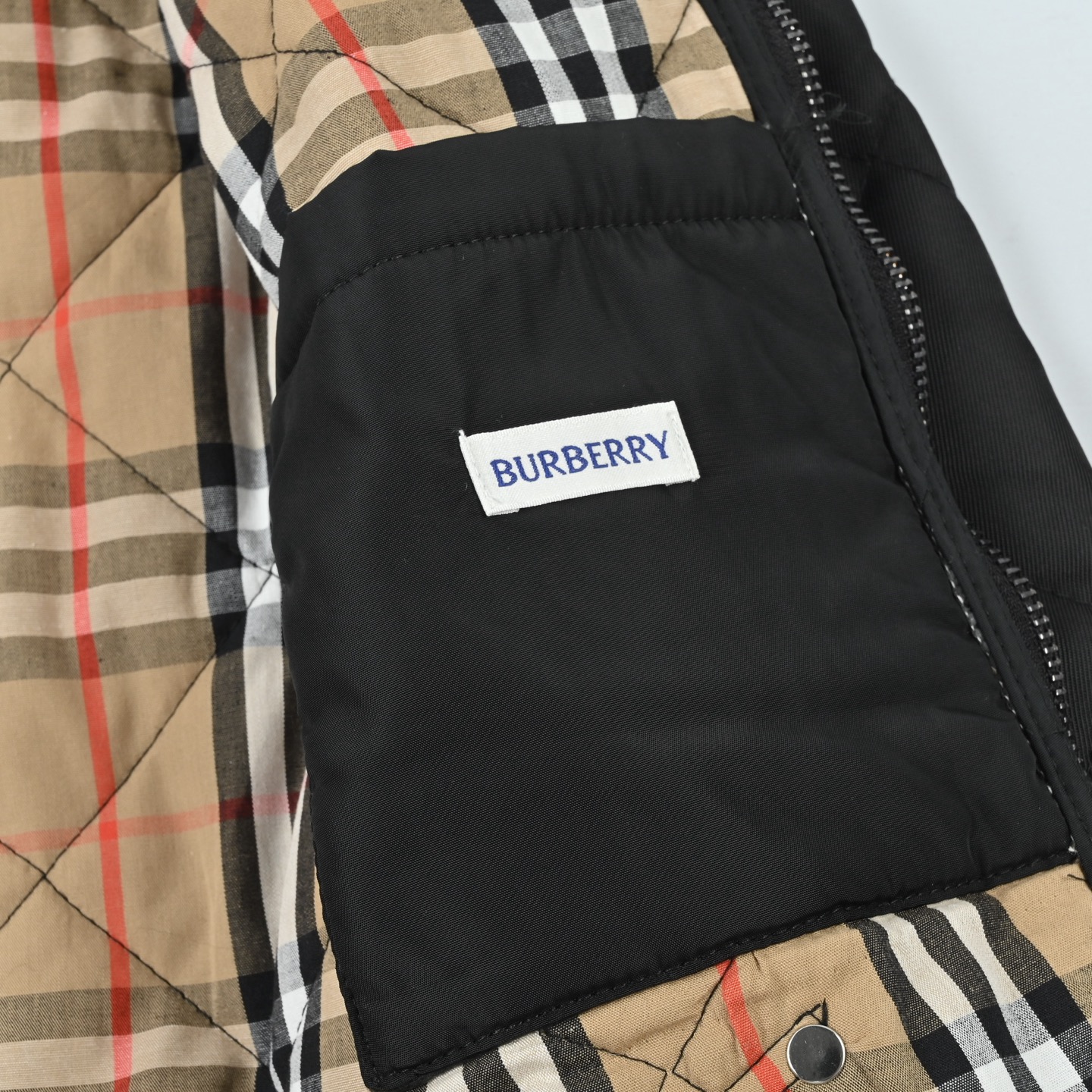 Burberry巴宝莉菱形绗缝立领棉服 菱形口袋棉服Burberry这款男士菱形绗缝立领棉服