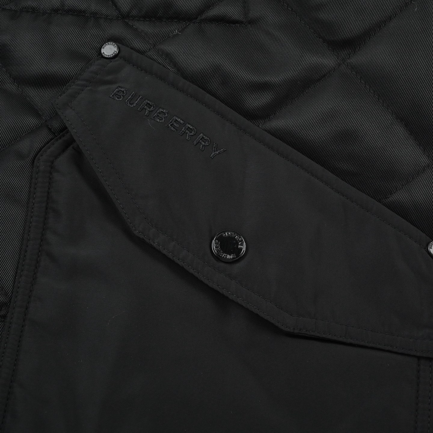 Burberry巴宝莉菱形绗缝立领棉服 菱形口袋棉服Burberry这款男士菱形绗缝立领棉服