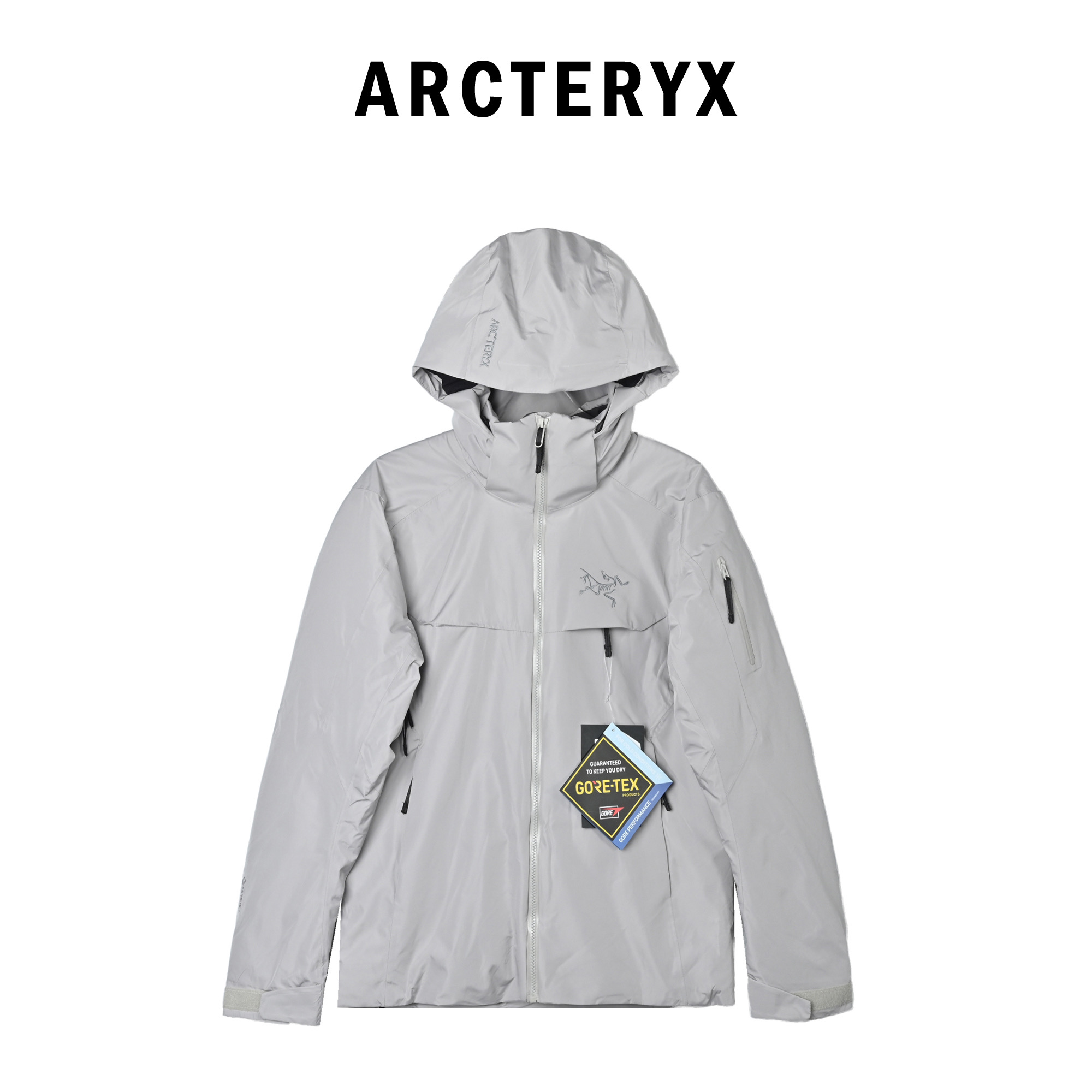 本地自取💰580【高版本带口袋可拆卸眼镜布 】
Arcteryx Macai系列 JACKET GORE-TEX Logo徽标防水保暖连帽滑雪羽绒服 
买菜羽绒服！
定制五金辅料无缝压胶，立体logo,最新科技面料，防风挡雨。

-顶级版本，区别老款，拆卸帽设计使其更加适合滑雪防水穿着。 

-巧妙搭配保暖材料，夹克长时间穿着舒适。 复合搭配保暖材（Down CompositeMapping）把Coreloft合成纤维材料分布在帽兜、下摆和腋下等容易湿的地方，湿时仍能保暖；750立方英寸羽绒则分布在主要部位和袖子，为身体提供所需的热量。免除劣质帽子的困扰，保暖DropHood可以戴在标准的单双板滑雪头盔上，并能随头部一起转动。 

-内置风裙、网眼PowderGuard腋下通风口、网状WaterTight主拉链，这些性能既能防止风雪进入又能在深雪运动时快速散热。 
-整衣全部贴带接缝，防风雨更佳、GORE-TEX三层结构、光滑内面面料，方便分层穿着 立体整形，更合身舒适。 
-压胶帽沿、可调帽子抽绳、保暖头盔兼容Drop Hood。
-WaterTight外侧拉链、WaterTight Vislon主拉链、微织带拉链片、腋下拉链配PowderGuard儡眼底料，便于通风散热。 -可调Velcro吀术贴调节带、可调下摆抽绳、隐形WaterTight拉链袖袋、内侧网眼袋、压胶拉链内侧胸袋、带盖按扣胸袋、两个WaterTight拉链口袋、网眼PowderGuard通风透气，设计可防止雪花进入体内 。 
-底部：内置风裙有橡筋和按扣 
-作为鸟家鼎级滑雪服系列的代表做产品，这款滑雪服可谓是鸟的经典作品！ 
Color ：曜石黑 ｜灰绿｜暖石灰｜
031 Size： S - 2XL