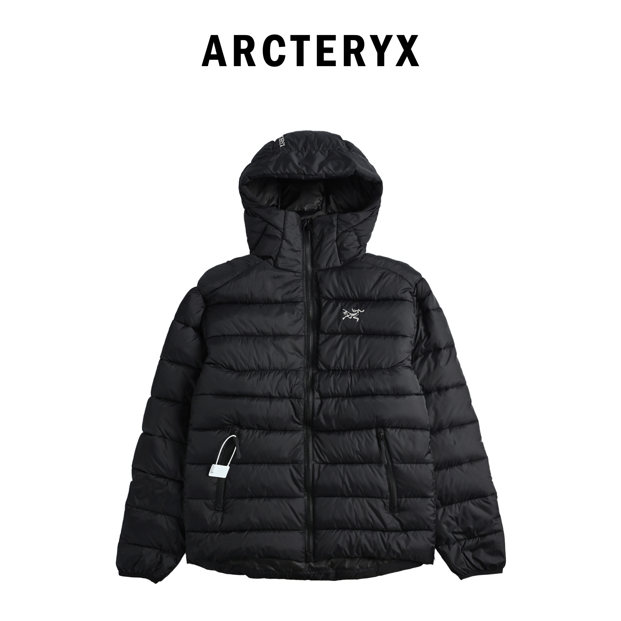本地自取💰420
Arcteryx/始祖鸟男女THORIUM Hoody 纯色连帽拉链户外保暖排骨羽绒服情侣款户外滑雪外套

ThoriumAR连帽款用途多样，磨耐且暖保，可作季冬中间层衣物，可也单独穿着，在冷寒环境下还可松轻与壳硬衣物搭配穿着。
    面料经改良有具细纹微理的AratoTM30龙尼面料，非常耐磨，并采用DWR处理，可有效防水、防湿！

面料：原版一比一定制面料 原版开发！
辅料： 一比一定制小标 领标 水洗 吊牌 五金等！水洗标扫码直接进官网🌟

    DownCompositeMapping分区填充技术可合理分配保暖与合成保暖区域 设计简洁的StormHoodM采用合成保暖材料制成 拉链插手口袋，内拉链口袋 
   科技与技术结合 轻薄又保暖 立体剪裁 连帽设计 三标辅料齐全 所见即所得
颜色：黑色  藏青
031 尺码: M-2XL