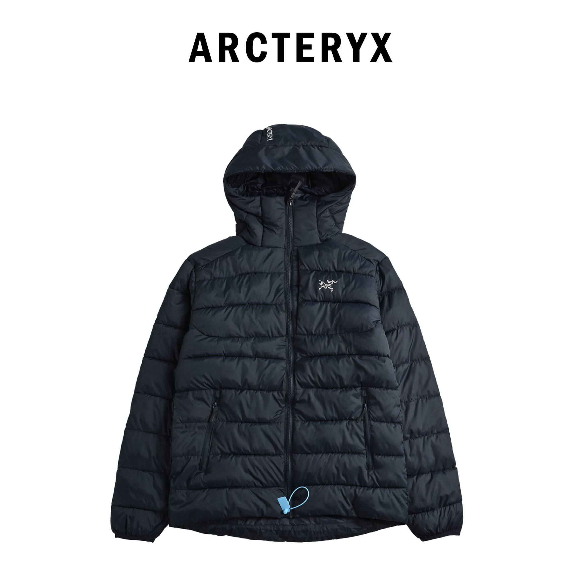 本地自取💰420
Arcteryx/始祖鸟男女THORIUM Hoody 纯色连帽拉链户外保暖排骨羽绒服情侣款户外滑雪外套

ThoriumAR连帽款用途多样，磨耐且暖保，可作季冬中间层衣物，可也单独穿着，在冷寒环境下还可松轻与壳硬衣物搭配穿着。
    面料经改良有具细纹微理的AratoTM30龙尼面料，非常耐磨，并采用DWR处理，可有效防水、防湿！

面料：原版一比一定制面料 原版开发！
辅料： 一比一定制小标 领标 水洗 吊牌 五金等！水洗标扫码直接进官网🌟

    DownCompositeMapping分区填充技术可合理分配保暖与合成保暖区域 设计简洁的StormHoodM采用合成保暖材料制成 拉链插手口袋，内拉链口袋 
   科技与技术结合 轻薄又保暖 立体剪裁 连帽设计 三标辅料齐全 所见即所得
颜色：黑色  藏青
031 尺码: M-2XL