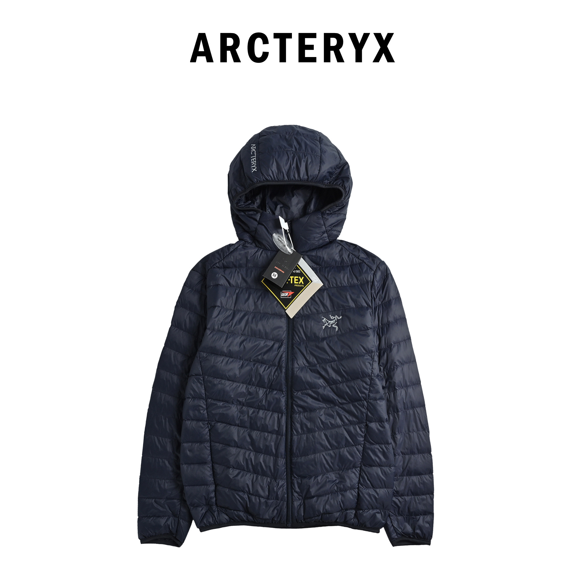 本地自取💰400
ARC'TERYX / 始祖鸟连帽轻量化户外运动休闲保暖羽绒服
三色轻薄羽绒 90%白鸭绒
这个冬天不想再A9964臃肿了，您的最佳选择它来了！轻薄款 拿捏了 🖤
顶级的白鸭绒填充 堪称防寒神器，简单的一件打底就足以抵御严寒，吸睛效果百分百 冬天永远不会过时 
顶级原版面料：国内独家原厂面料具有特性：防钻绒防脱色24支数压光呢子纺面料！ 
内胆：高密度支数胆布彻底杜绝：钻绒漏绒跑绒，等现象。 
辅料：原厂拉链门襟链*1条侧口袋*2条  今年市场最高版本，所有细节全部对版，面料五金全部原版开模，前胸原版刺绣设计 品质保证！
充绒：全部国标90白鸭绒，绝不跑绒。质量保证！ 这个价位的天花板
颜色：黑色 藏青 灰色。
031 尺码 ：M-3XL                                                   

温馨提示:平铺手工测量，因测量方式不同，可能会存在1到3厘米误差敬请谅解!