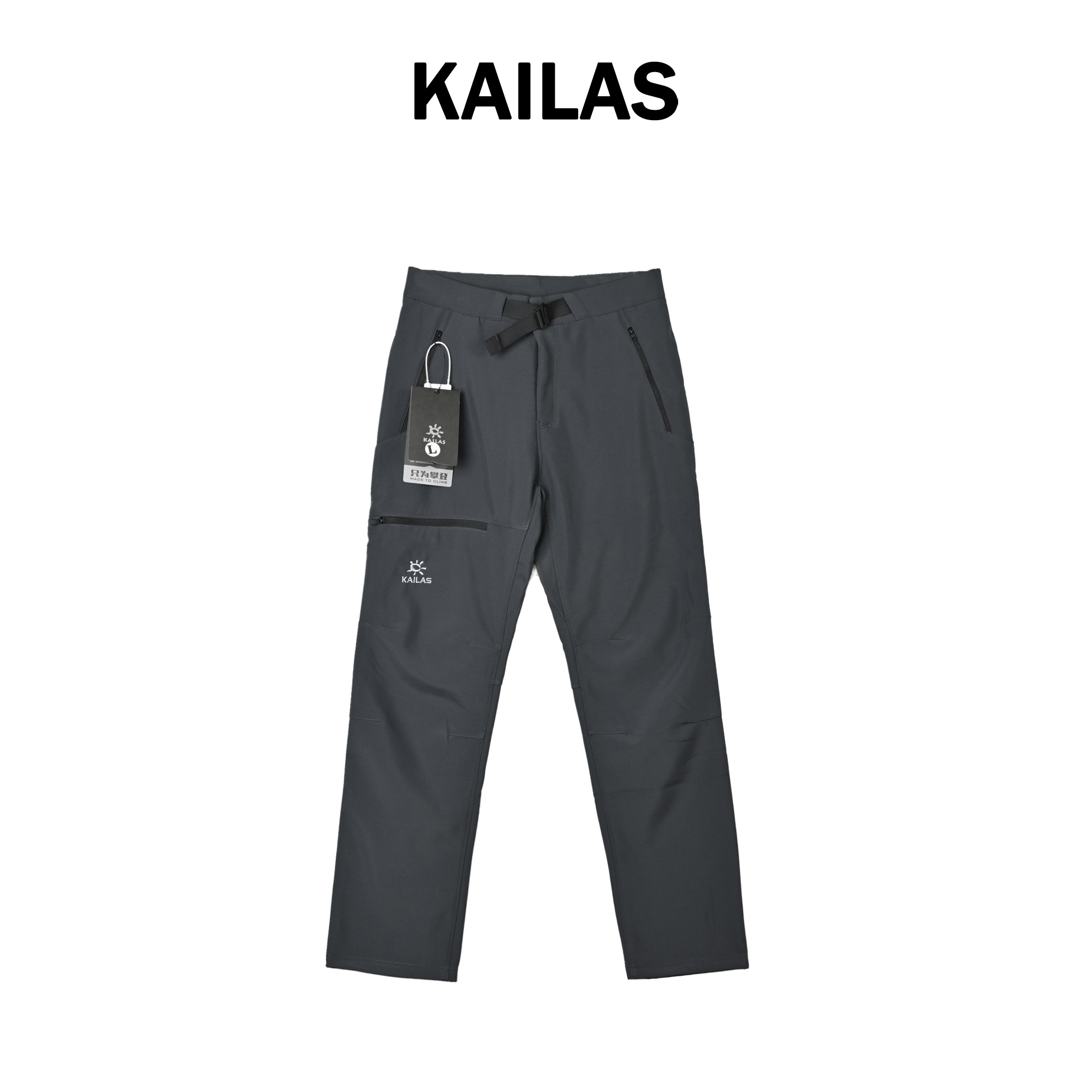 (加绒) KAILAS- 凯乐石户外软壳冲锋裤防水刺绣长裤 情侣款 耐磨透气版型好 户外 可商务的裤子, 裤腰可调节收紧设计 应对不同场景穿着! 它们由特别轻且耐磨的双层织物制成,防水处理不含 PFC,裤子透气,其弹性特性允许活动自如. 腿部拉链口袋 预成型膝盖部分 腰带带束带,可调节宽度 不对称下摆设计,完美贴合登山靴 极共耐磨和高弹性的软壳双层面料,具有对用性、活动自由度和透气性. 腰带采用松紧设计,确保完美贴合 与攀岩安全带兼容的口袋有拉链,以确保不会去失任何东西 束带可让您理想地调整腿部下摆,以获得更流线型的贴合度,在登山和攀爬时提供更清晰的脚部位置视图 我们最轻的软壳裤,适合喜欢运动速度更快的山地运动爱好者. 颜色 黑色 深灰 031