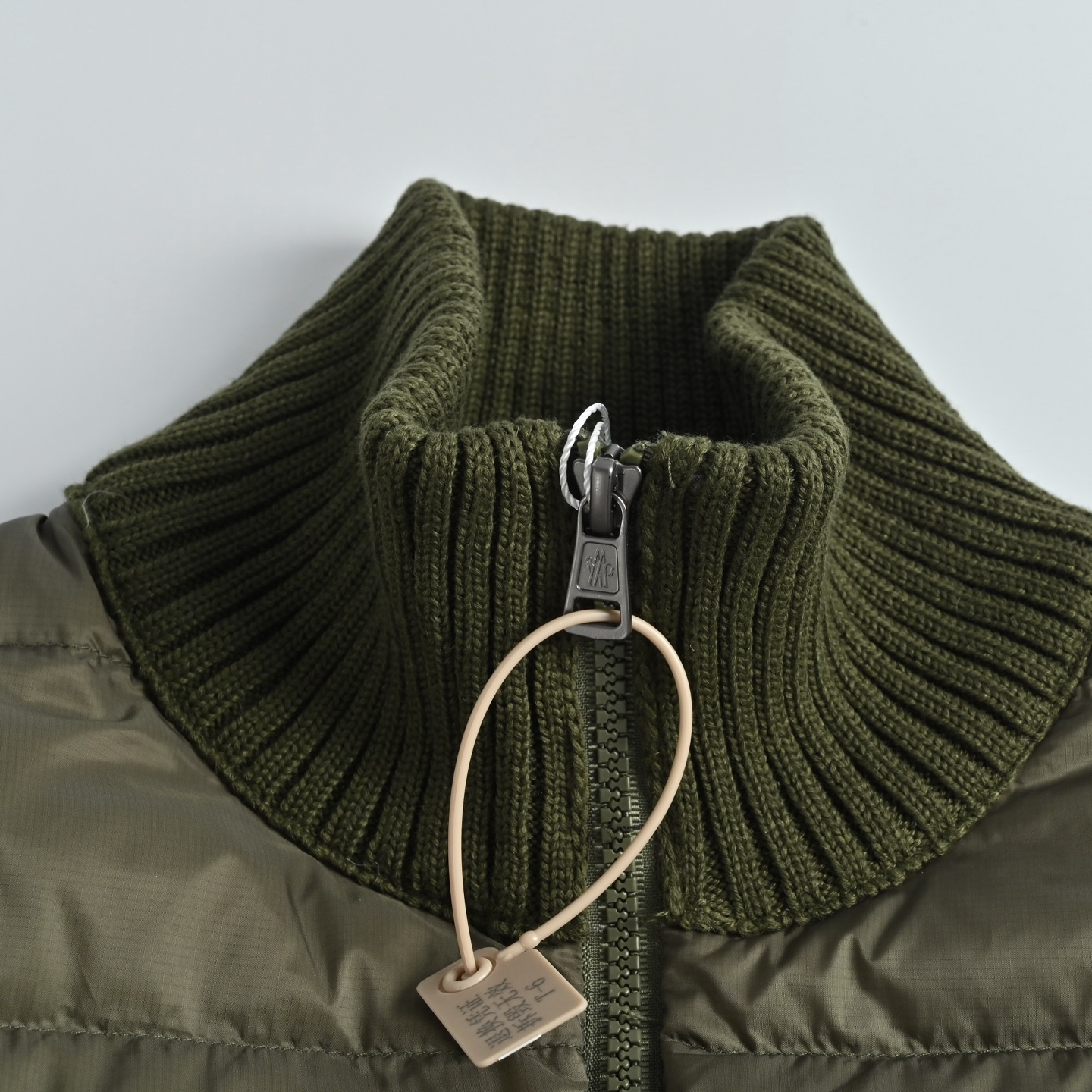 本地自取💰450
Moncler 蒙口八格袖标针织羽绒服
Moncler Cardigan男士羽绒服,军绿色设计,
尼龙面料+90%鸭绒填充,轻盈又保暖. 袖部
针织拼接,舒适又有层次感,袖子经典logo超有辨识度。短款剪裁,适合多种身材,横向压线工艺让衣服更贴身不臃肿.无论通勤还是户外都很实用,时尚感满分!
003 尺码:s m l xl