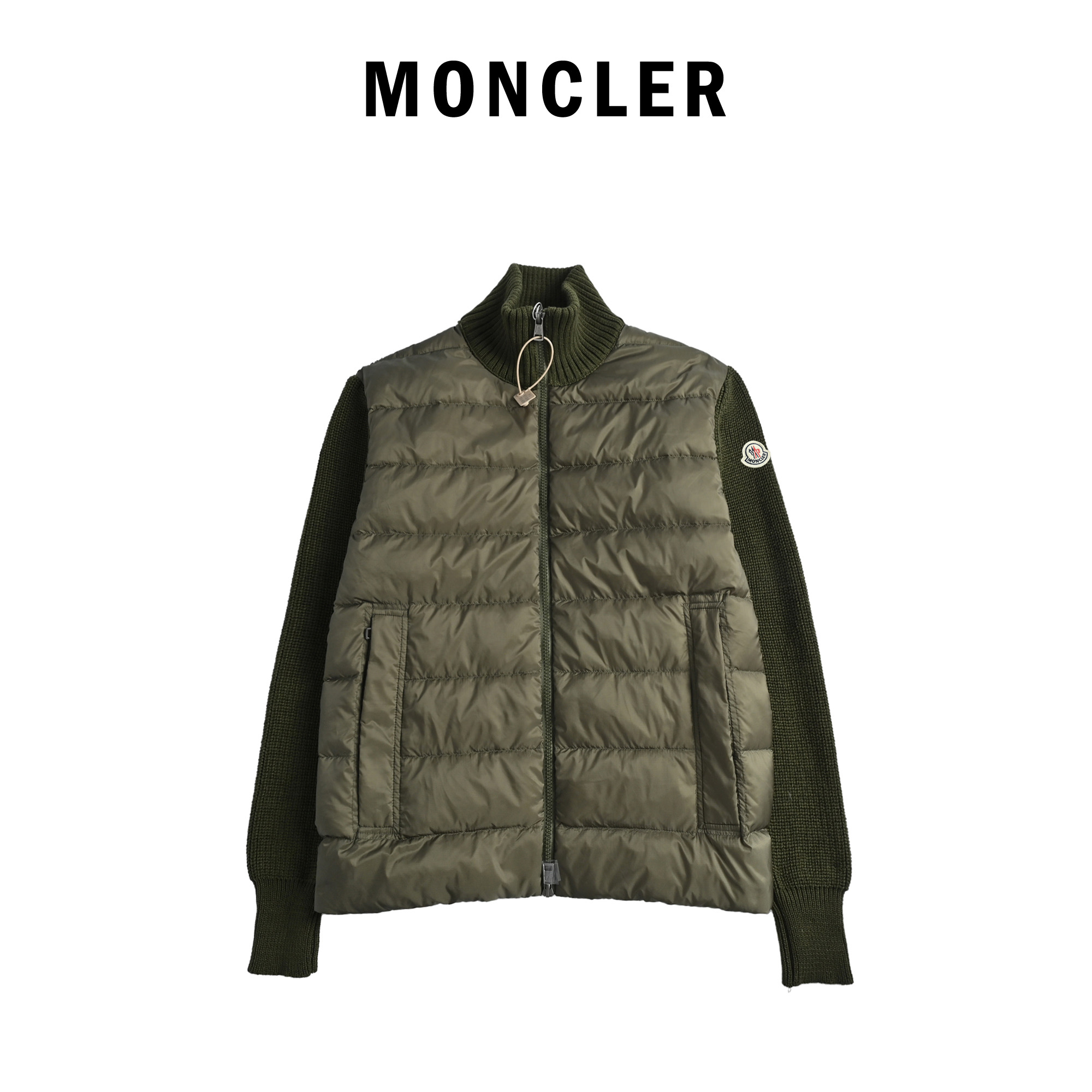 本地自取💰450
Moncler 蒙口八格袖标针织羽绒服
Moncler Cardigan男士羽绒服,军绿色设计,
尼龙面料+90%鸭绒填充,轻盈又保暖. 袖部
针织拼接,舒适又有层次感,袖子经典logo超有辨识度。短款剪裁,适合多种身材,横向压线工艺让衣服更贴身不臃肿.无论通勤还是户外都很实用,时尚感满分!
003 尺码:s m l xl