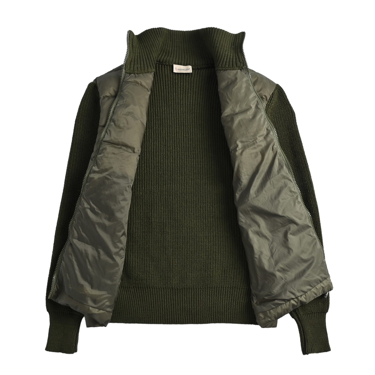 本地自取💰450
Moncler 蒙口八格袖标针织羽绒服
Moncler Cardigan男士羽绒服,军绿色设计,
尼龙面料+90%鸭绒填充,轻盈又保暖. 袖部
针织拼接,舒适又有层次感,袖子经典logo超有辨识度。短款剪裁,适合多种身材,横向压线工艺让衣服更贴身不臃肿.无论通勤还是户外都很实用,时尚感满分!
003 尺码:s m l xl