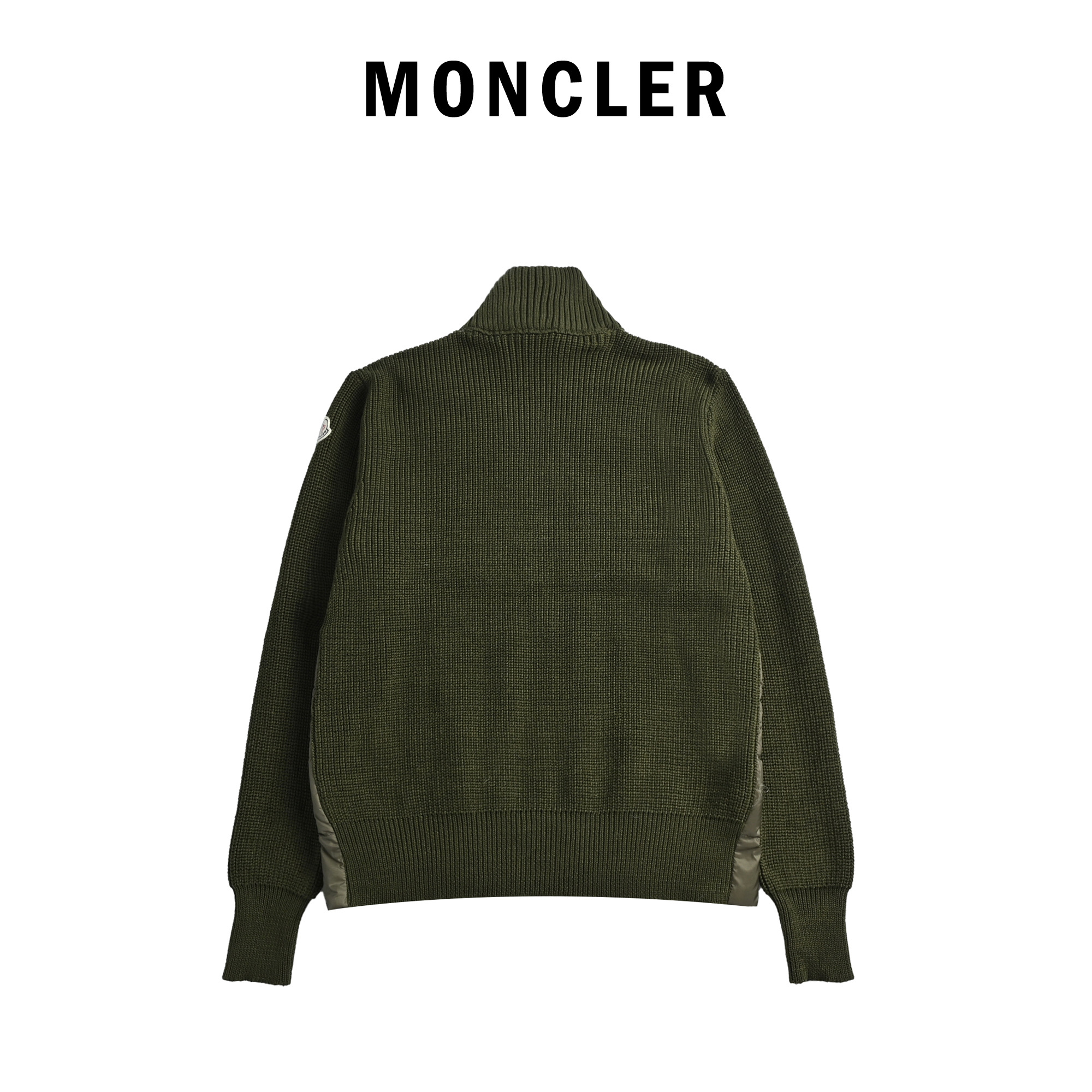 本地自取💰450
Moncler 蒙口八格袖标针织羽绒服
Moncler Cardigan男士羽绒服,军绿色设计,
尼龙面料+90%鸭绒填充,轻盈又保暖. 袖部
针织拼接,舒适又有层次感,袖子经典logo超有辨识度。短款剪裁,适合多种身材,横向压线工艺让衣服更贴身不臃肿.无论通勤还是户外都很实用,时尚感满分!
003 尺码:s m l xl