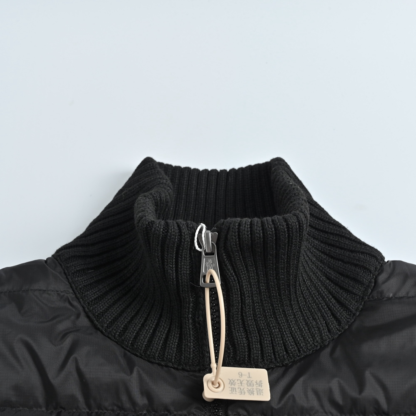 本地自取💰450
Moncler 蒙口八格袖标针织羽绒服
Moncler Cardigan男士羽绒服,军绿色设计,
尼龙面料+90%鸭绒填充,轻盈又保暖. 袖部
针织拼接,舒适又有层次感,袖子经典logo超有辨识度。短款剪裁,适合多种身材,横向压线工艺让衣服更贴身不臃肿.无论通勤还是户外都很实用,时尚感满分!
003 尺码:s m l xl