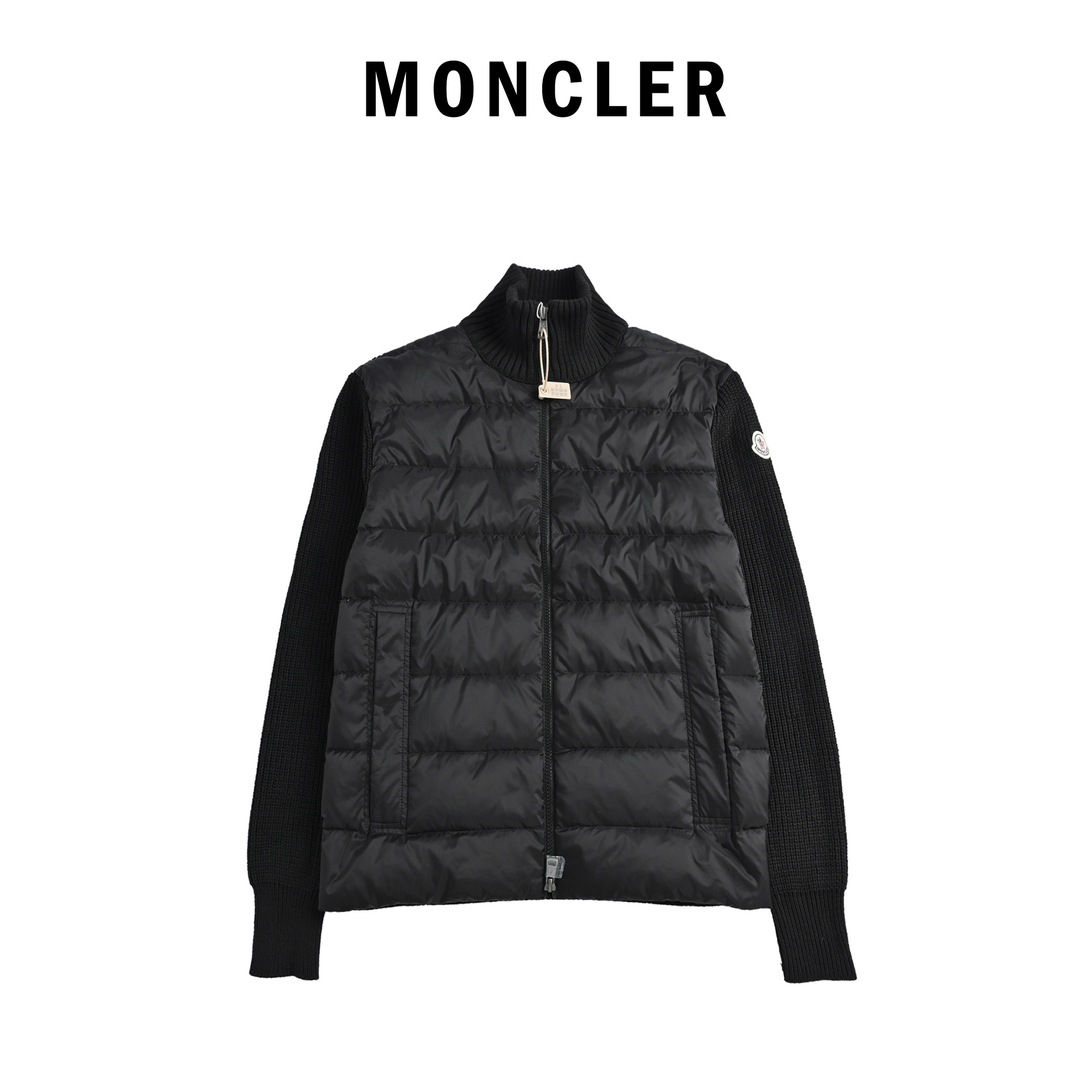 本地自取💰450
Moncler 蒙口八格袖标针织羽绒服
Moncler Cardigan男士羽绒服,军绿色设计,
尼龙面料+90%鸭绒填充,轻盈又保暖. 袖部
针织拼接,舒适又有层次感,袖子经典logo超有辨识度。短款剪裁,适合多种身材,横向压线工艺让衣服更贴身不臃肿.无论通勤还是户外都很实用,时尚感满分!
003 尺码:s m l xl